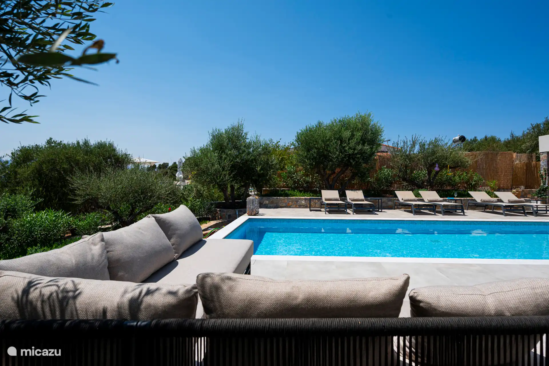 Piscine depuis le salon 