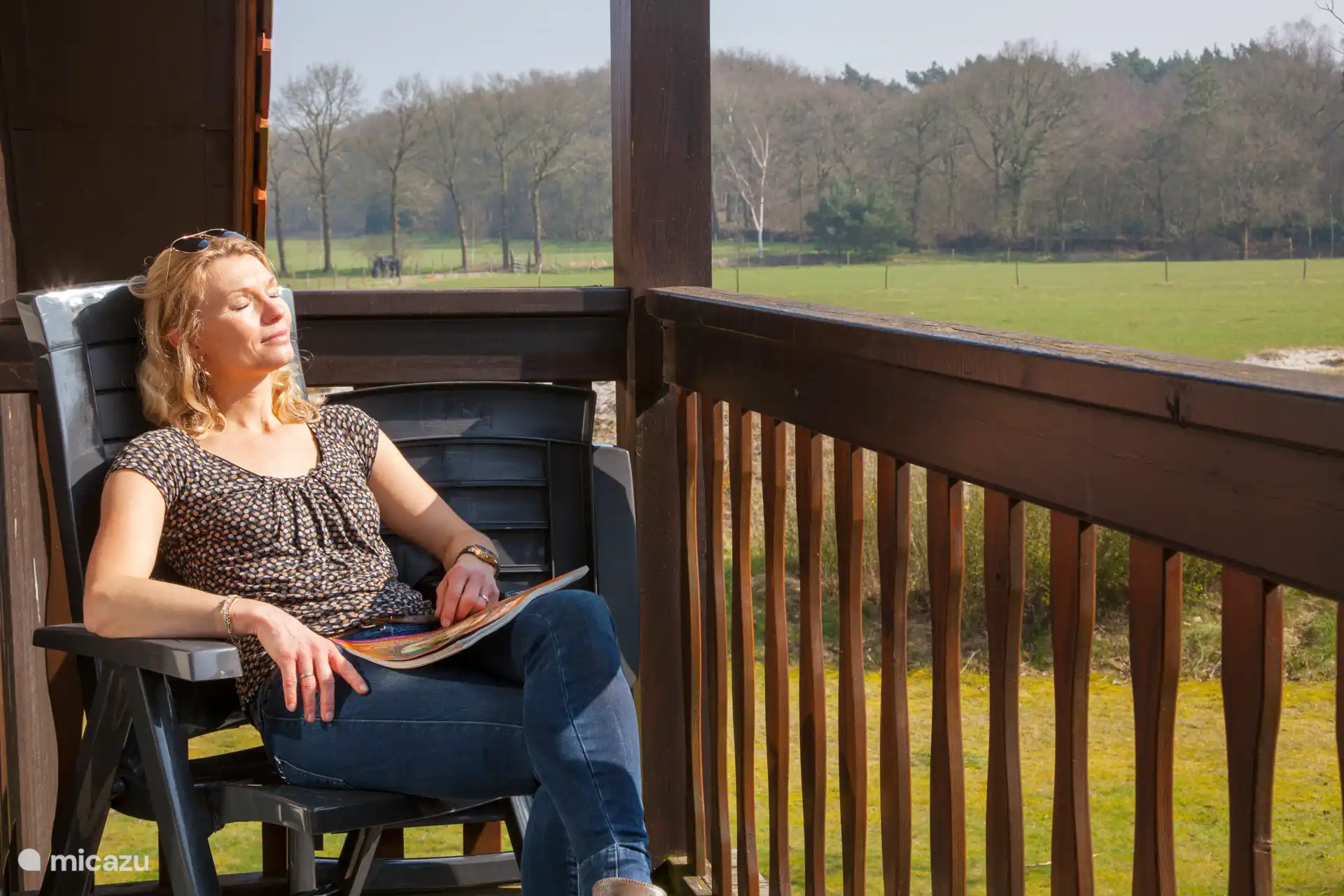 Zonnen op het balkon