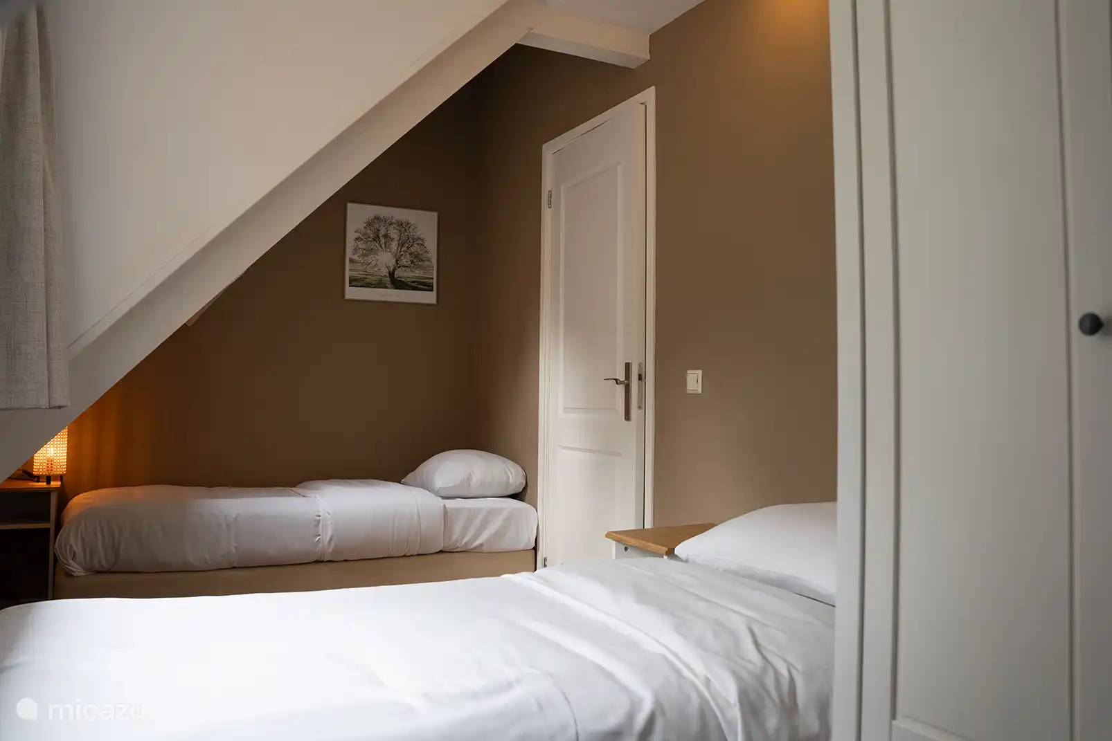 Slaapkamer op de verdieping met 2 bedden