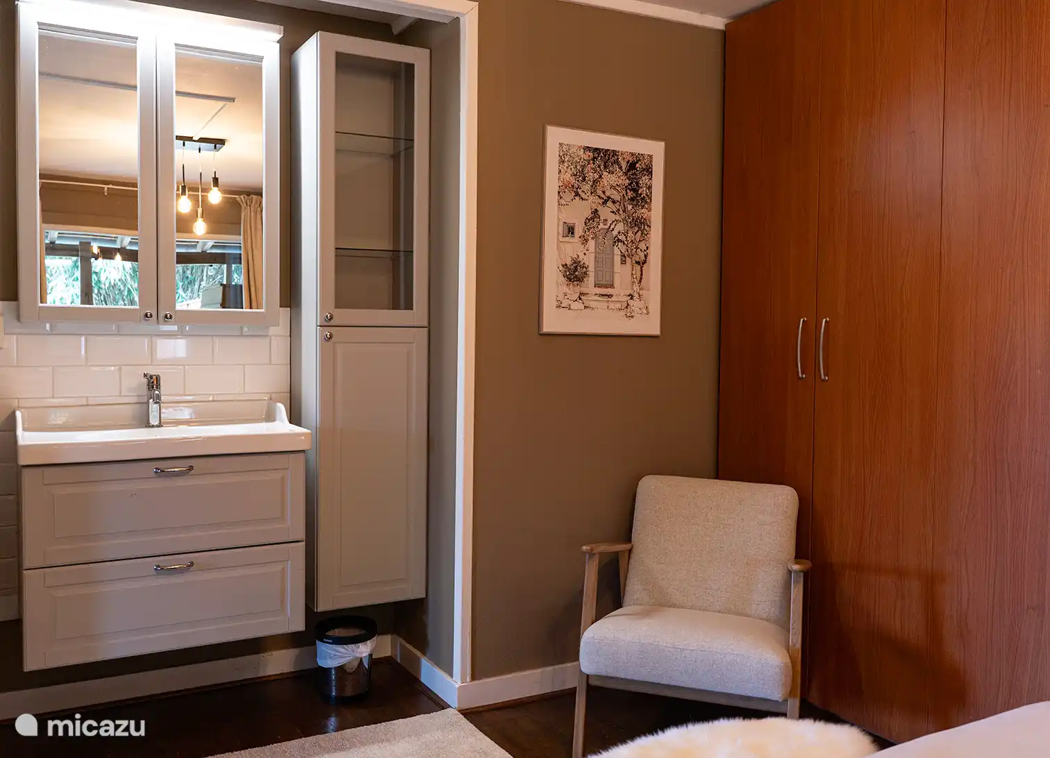 Slaapkamer op de begane grond met badkamermeubel