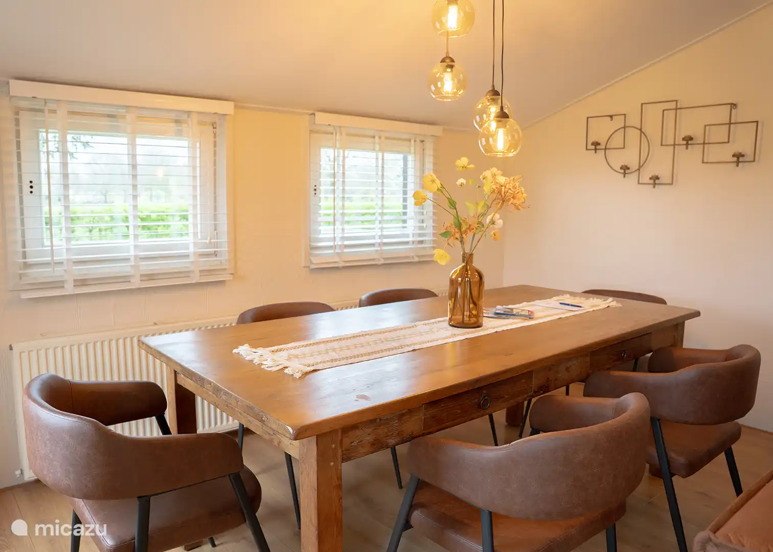 Eettafel met 6 eetkamerstoelen