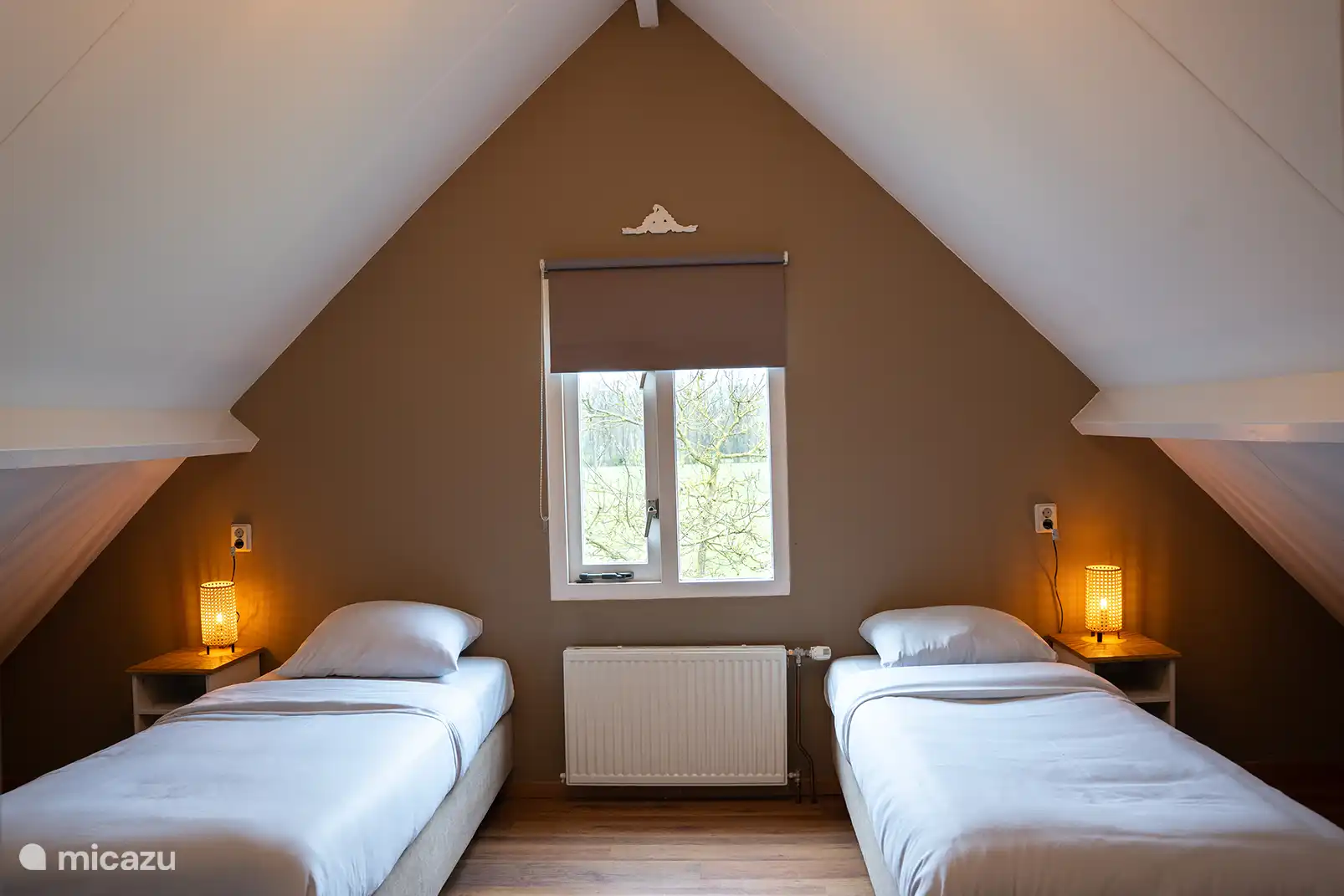 Slaapkamer op de verdieping met 2 bedden