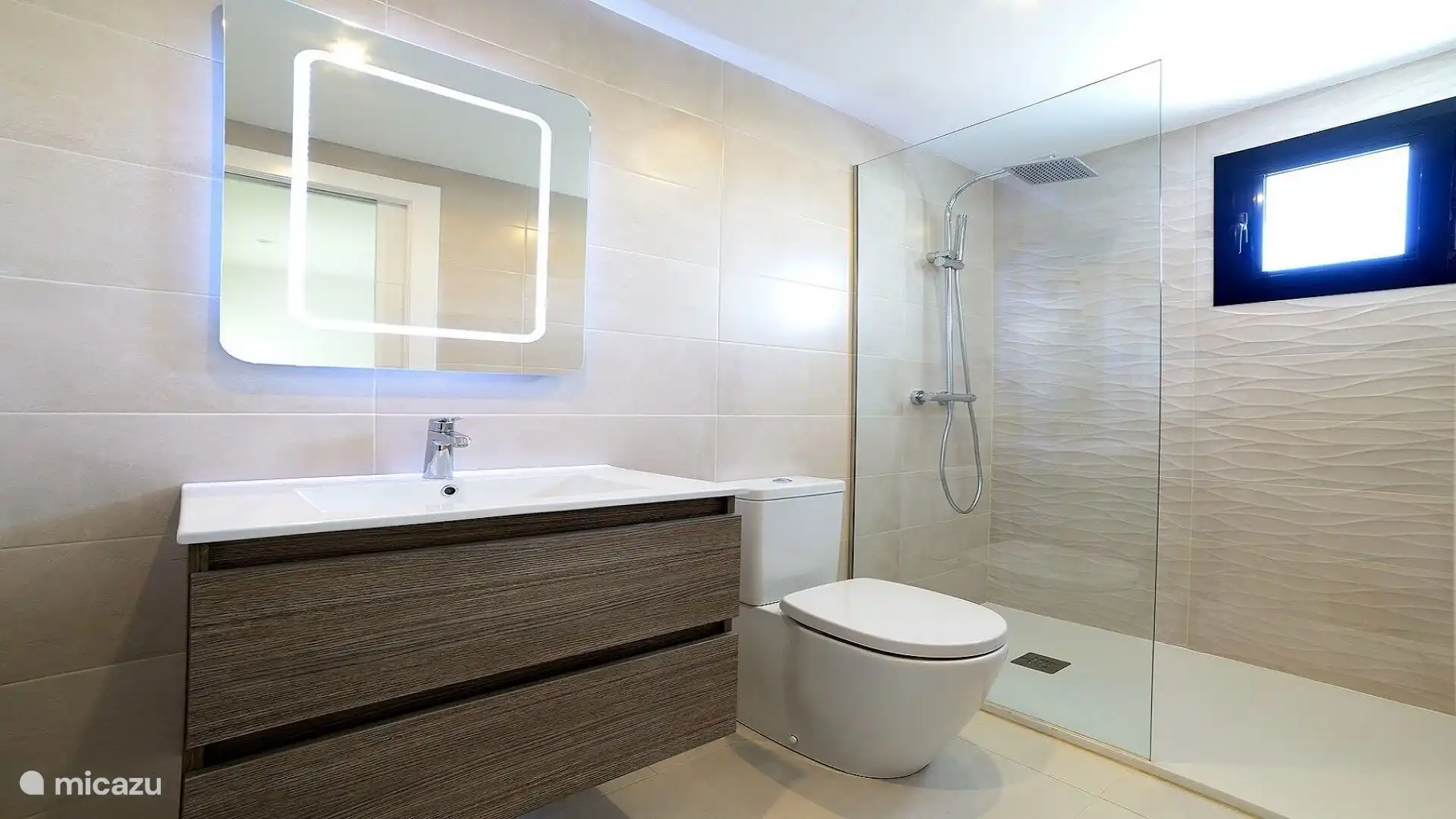 2nd bedroom en-suite bathroom