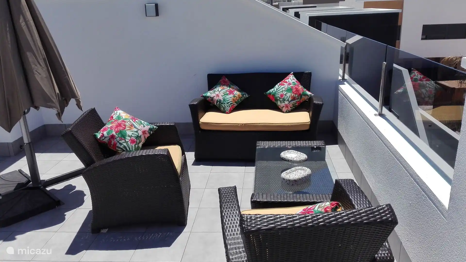 Solarium table and chairs