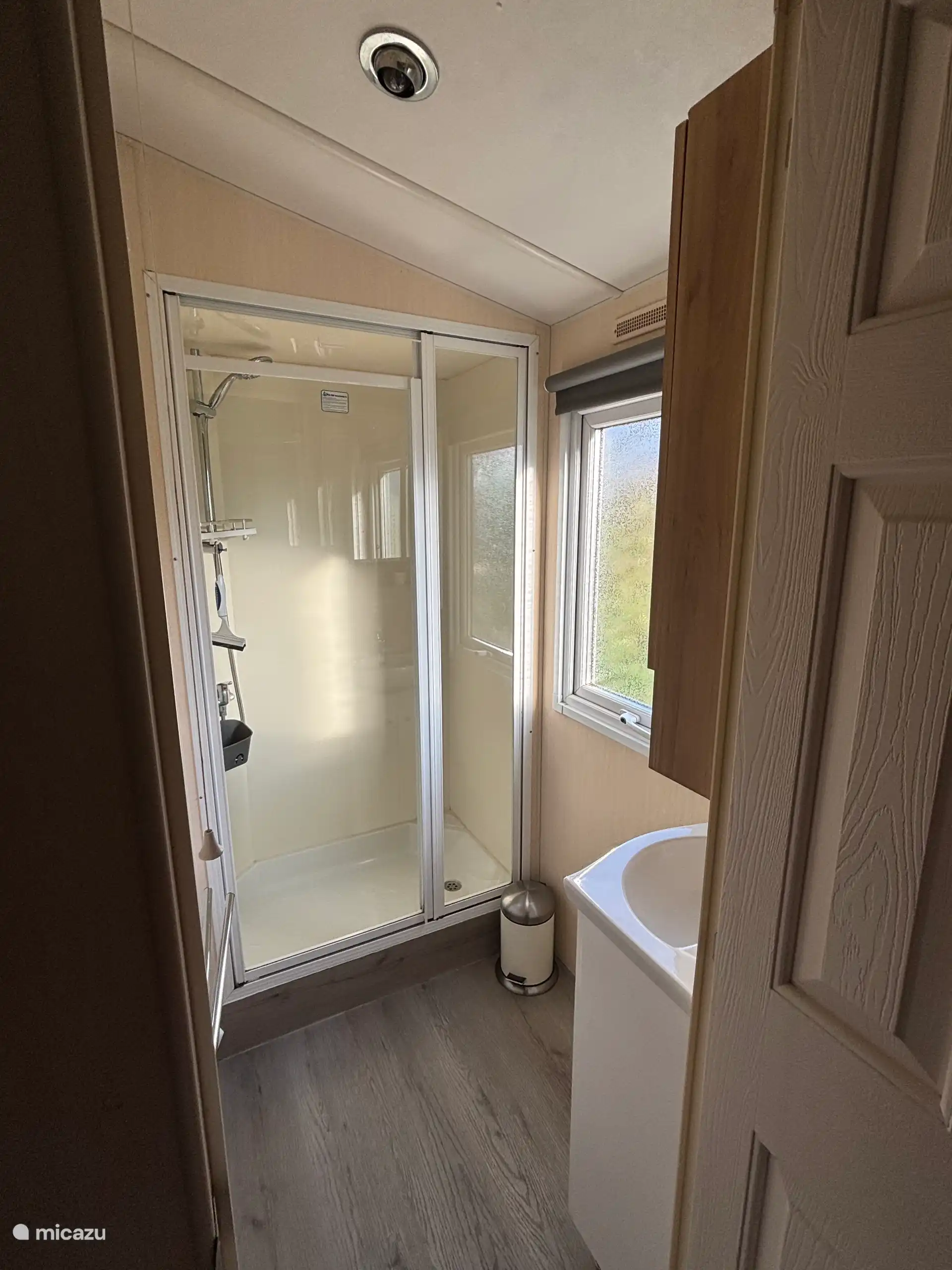 Baño con ducha y lavabo