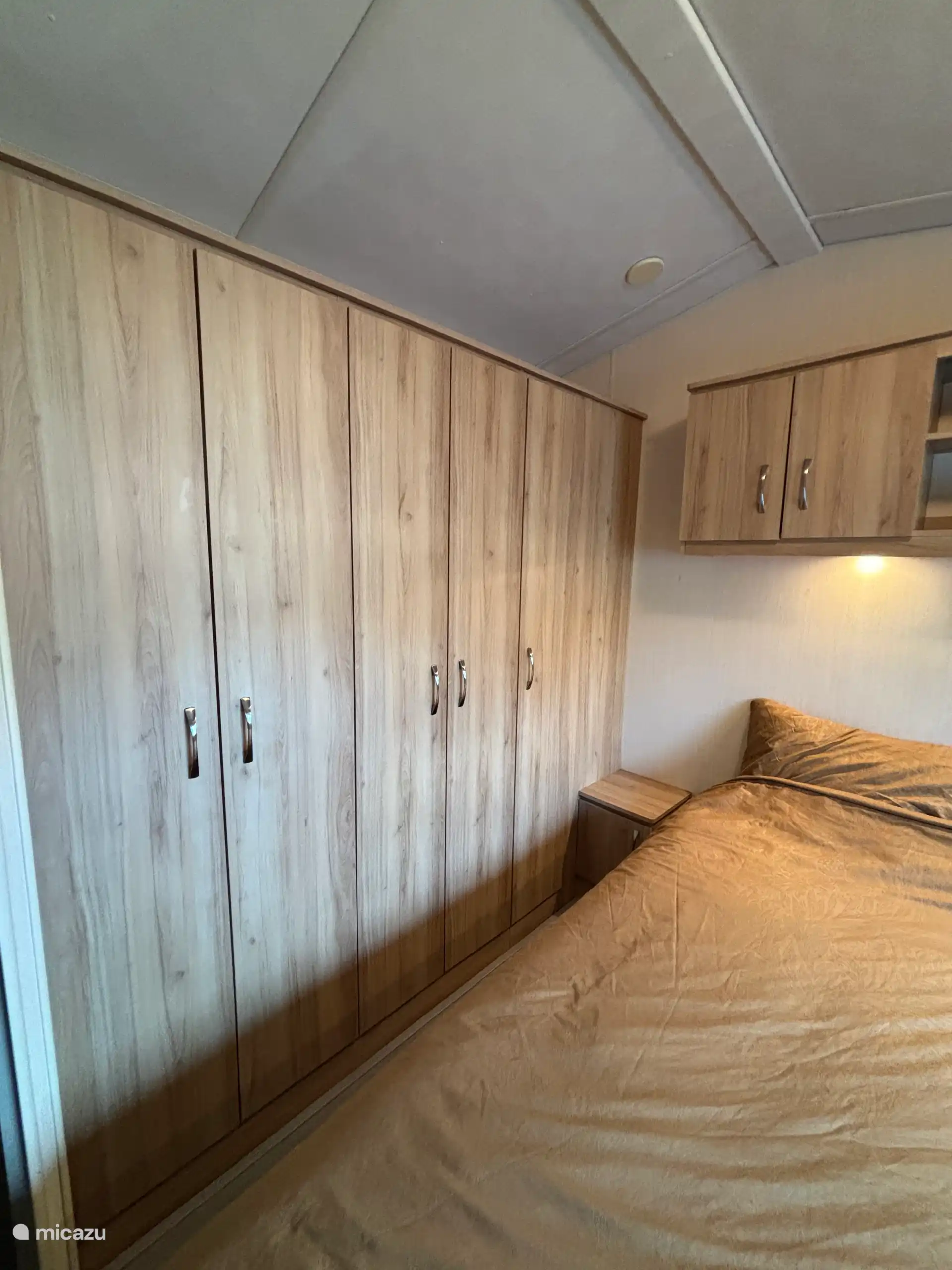 Gran armario de almacenamiento en el dormitorio