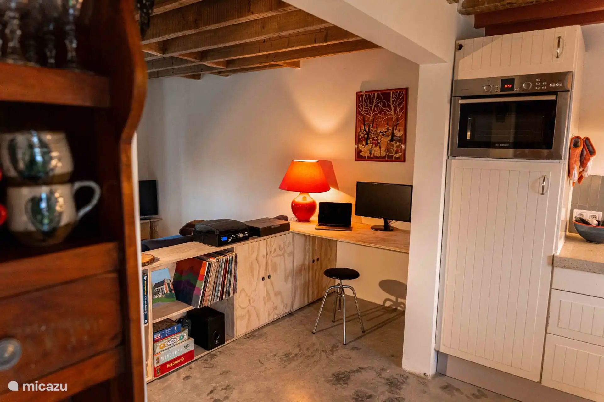 In de hoek een bureautje waar gewerkt, gepuzzeld, getekend of geschreven kan worden