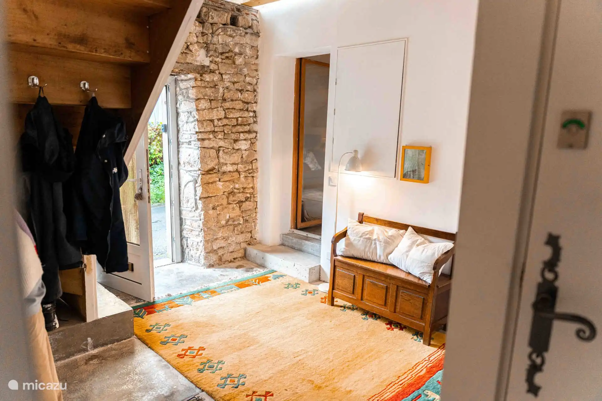 Daar is de deur naar de woonkamer
