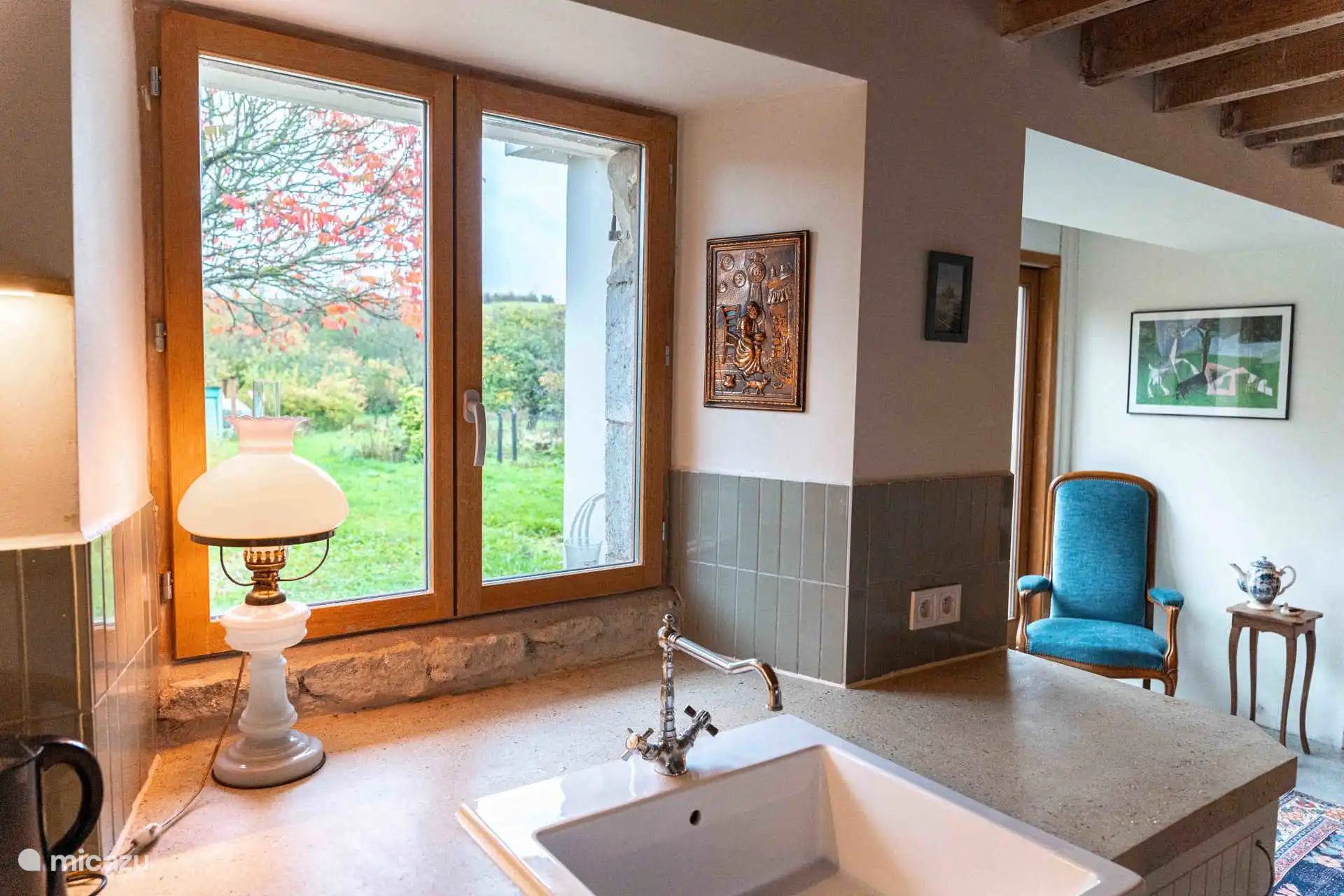 Een grote fijne wasbak en veel natuurlijk licht in de keuken