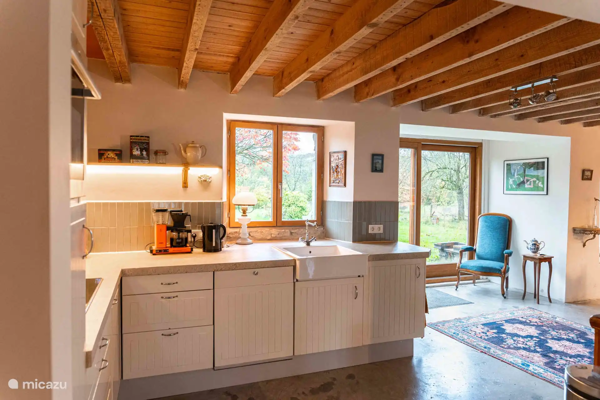 Vanuit de keuken heb je zicht op de tuin