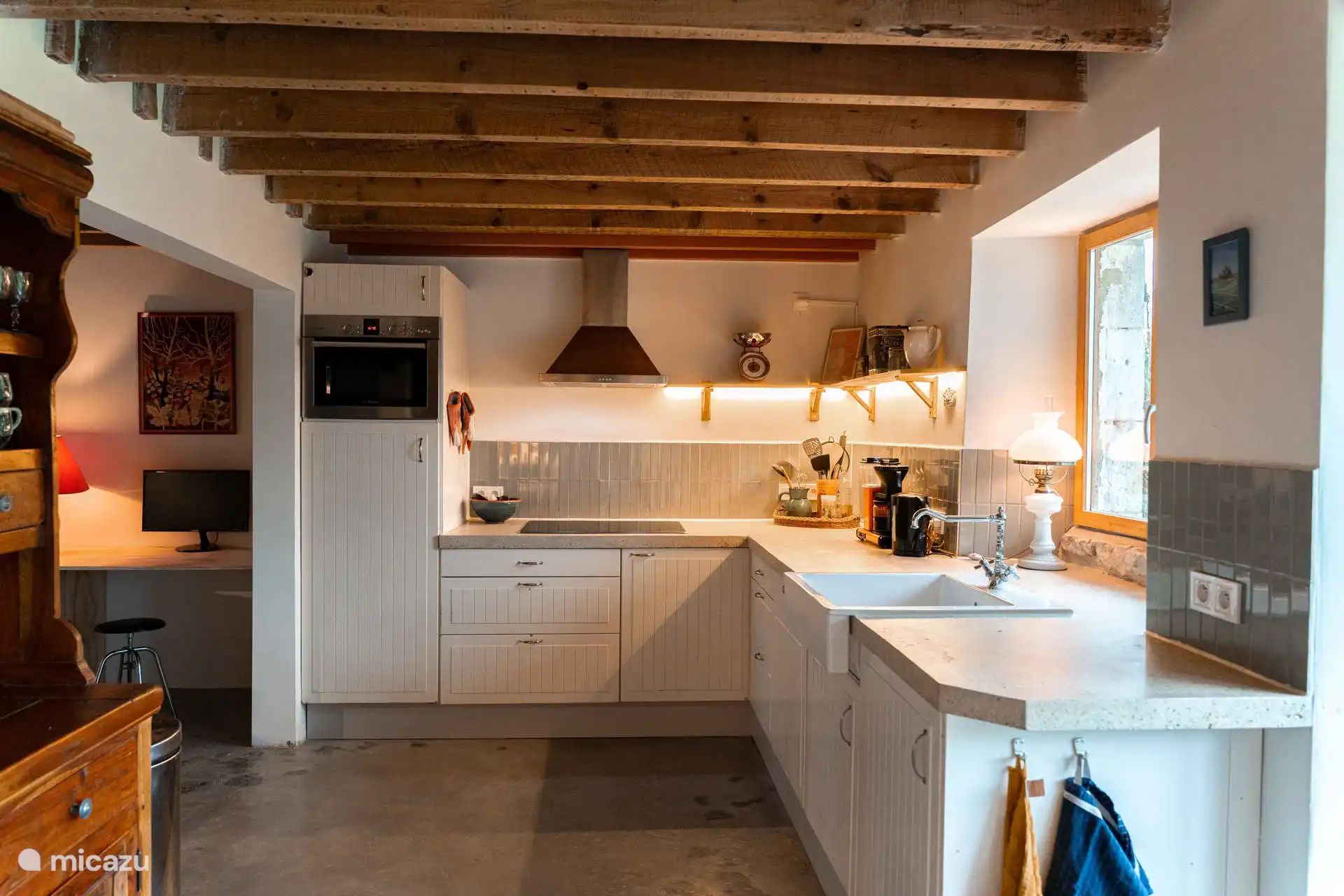 De volledig uitgeruste, ruime, open keuken 