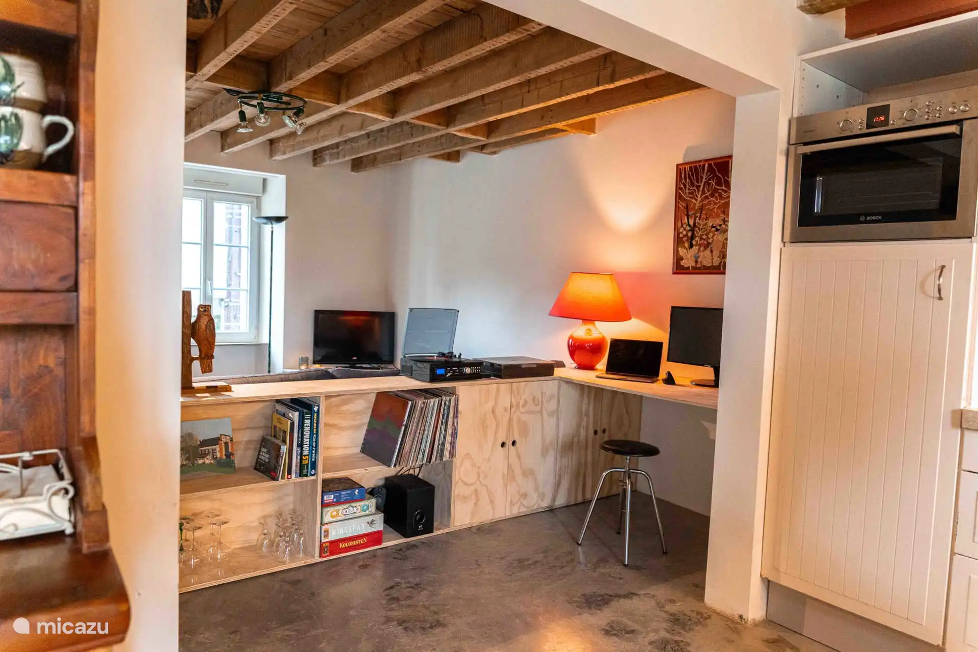 De keuken en woonkamer staan leuk met elkaar in verbinding
