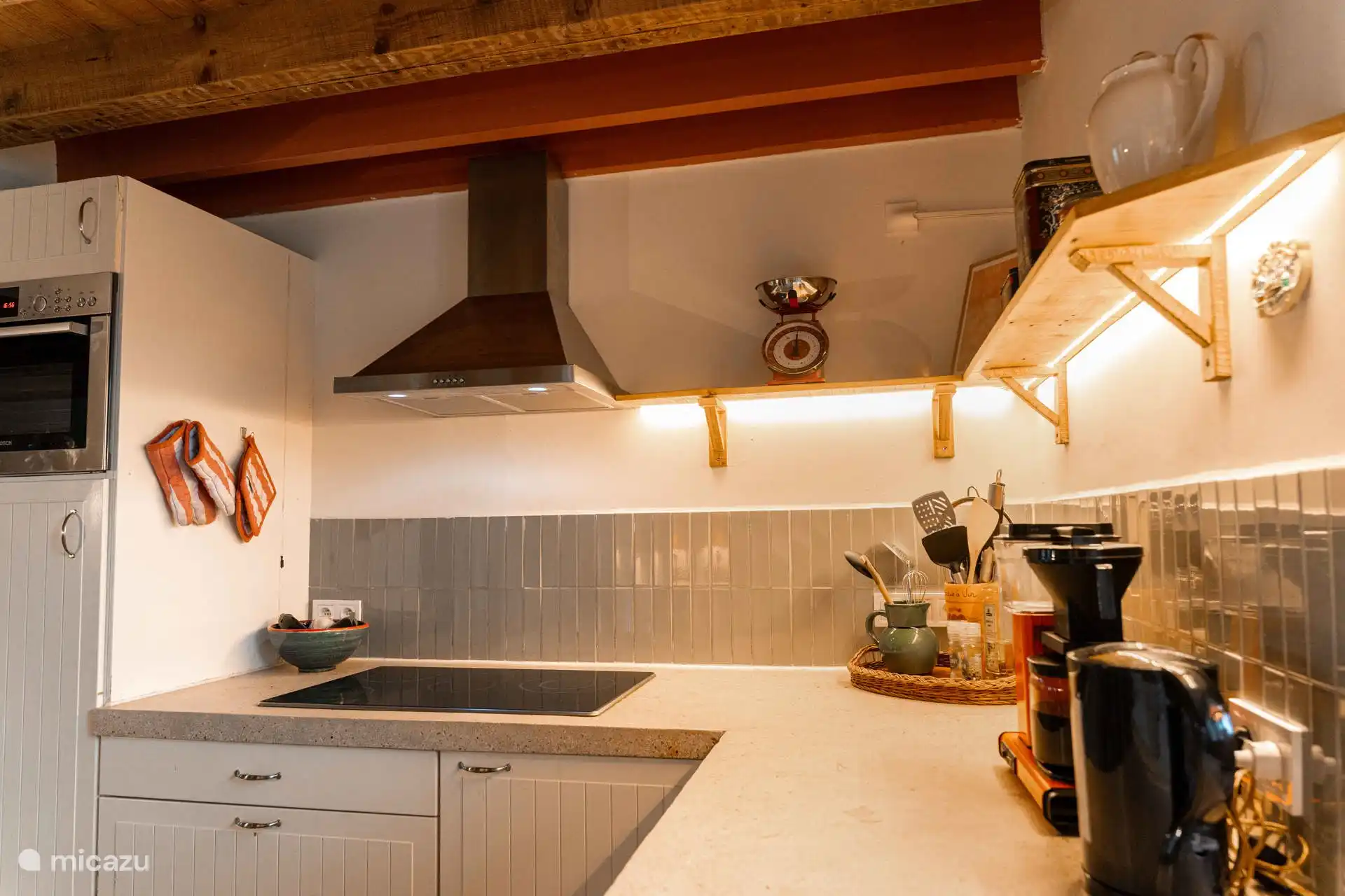 De elektrische kookplaat en andere keukenapparaten