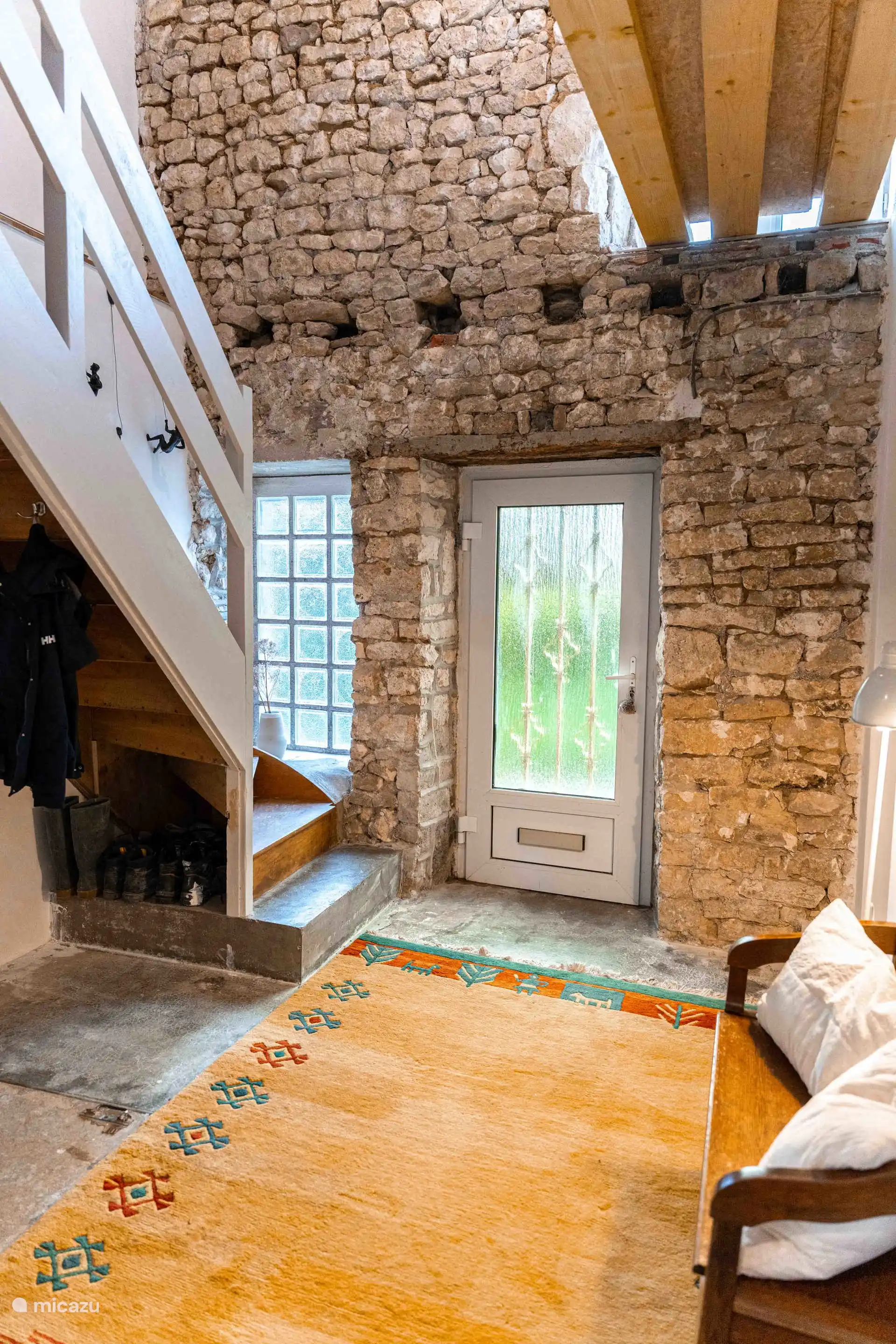 De trap in de hal brengt je naar de bovenverdieping
