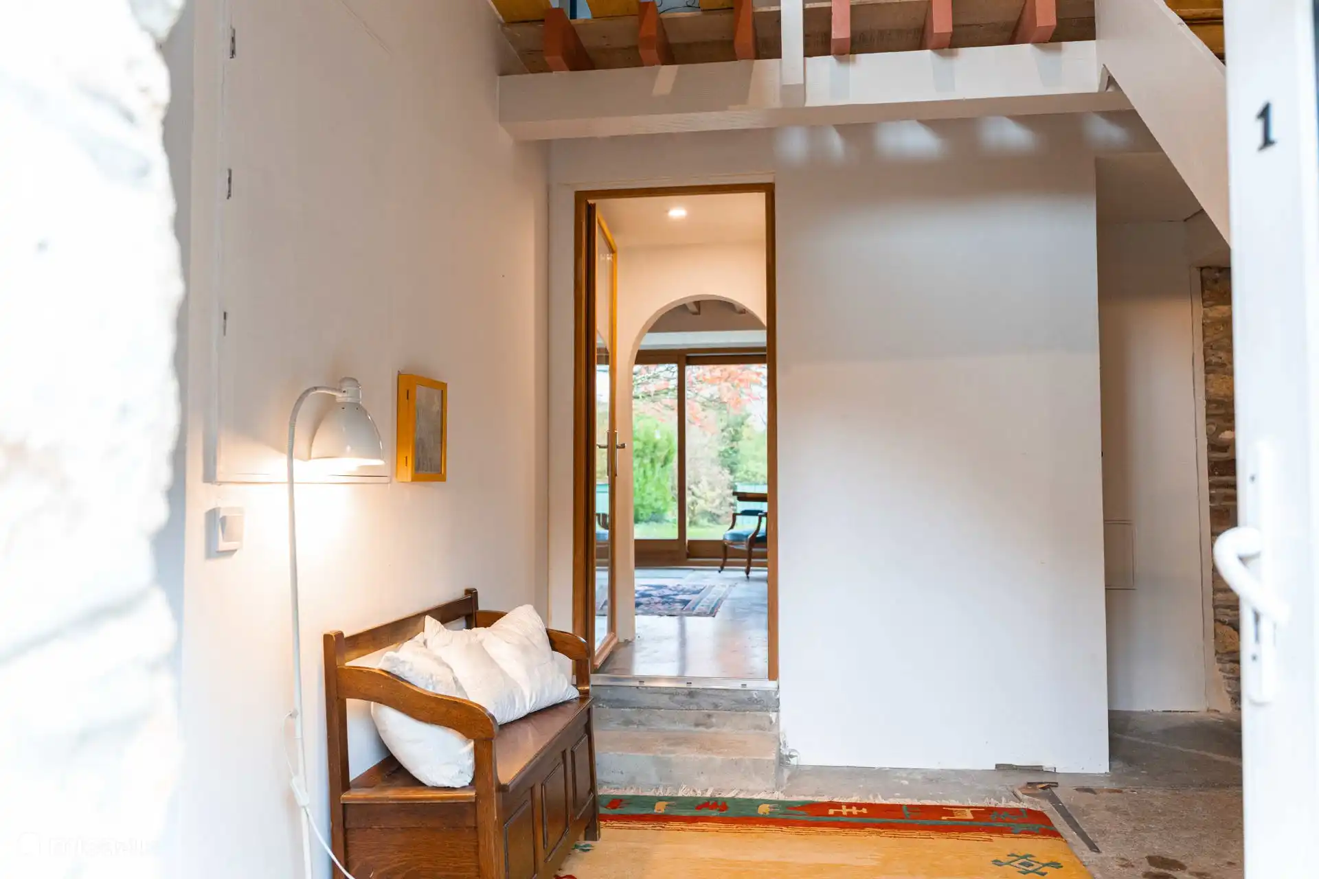 Deze deur leidt je naar de eetkamer, rechts is de wc en links (buiten beeld) is een deur naar de woonkamer
