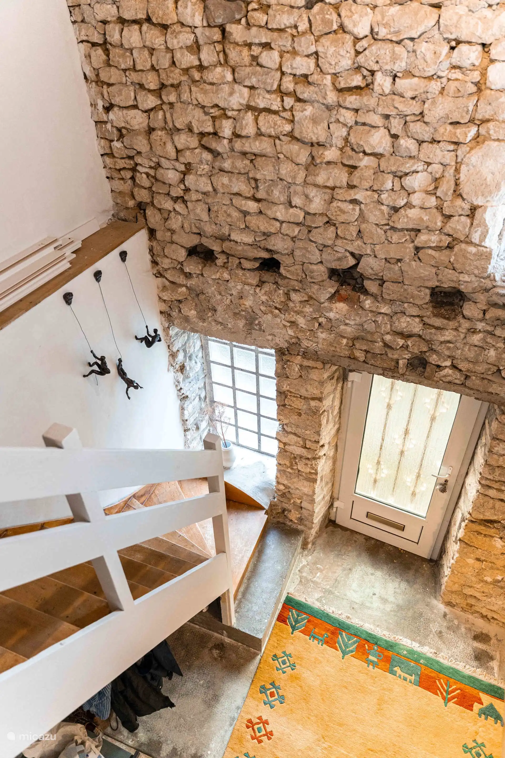 De trap leidt je naar boven