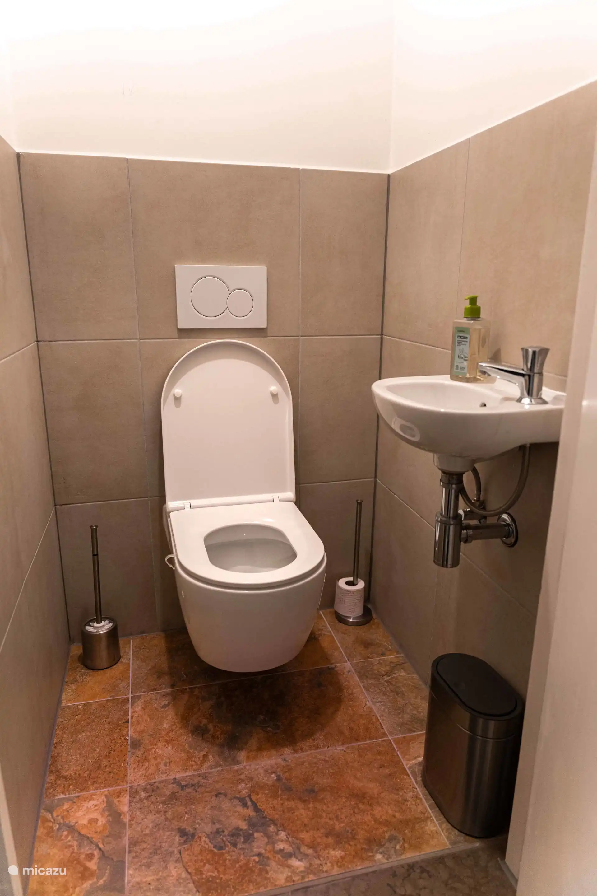 Op de benedenverdieping in de hal is een losse wc