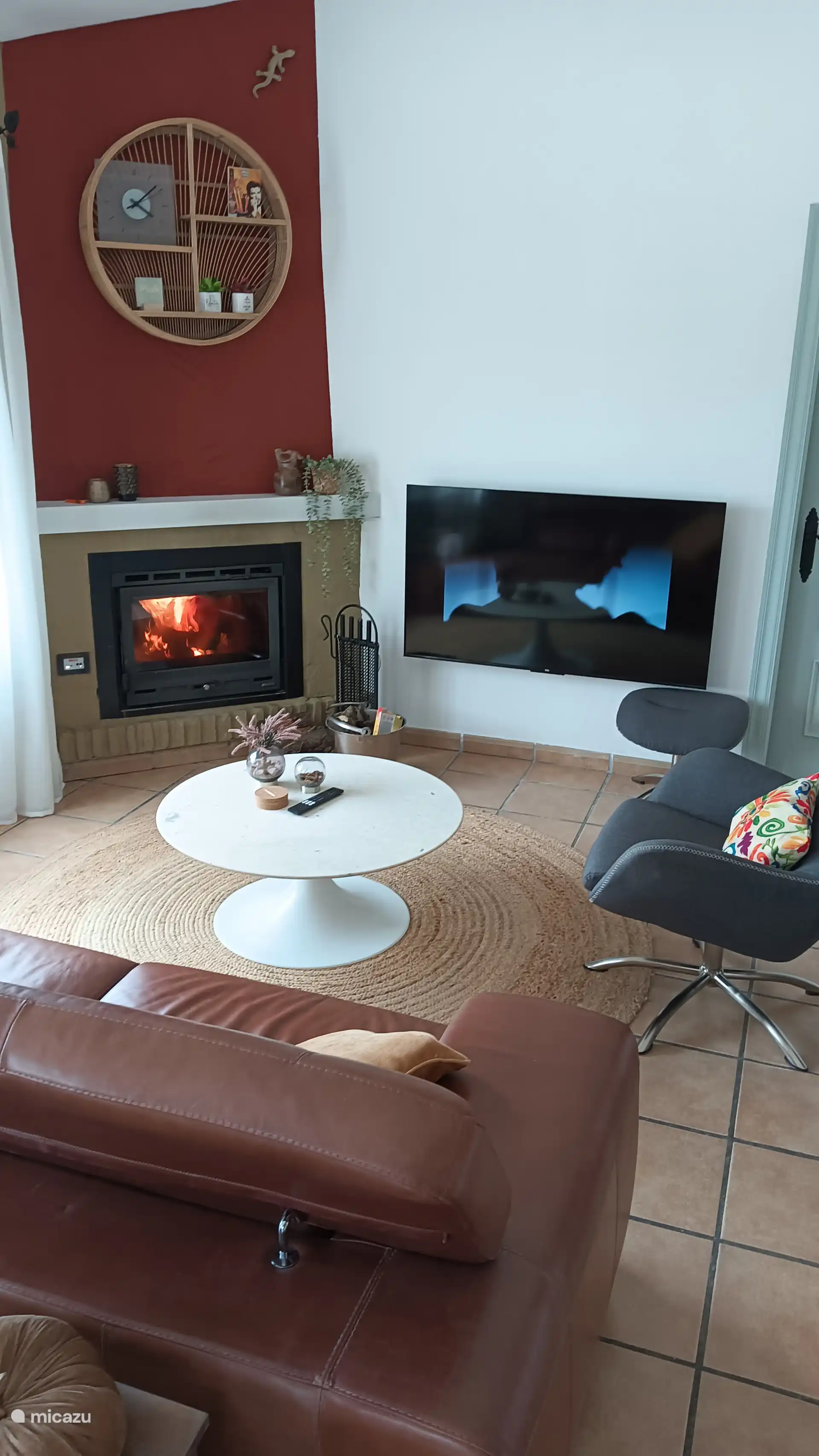 Gezellige huiskamer met openhaard.