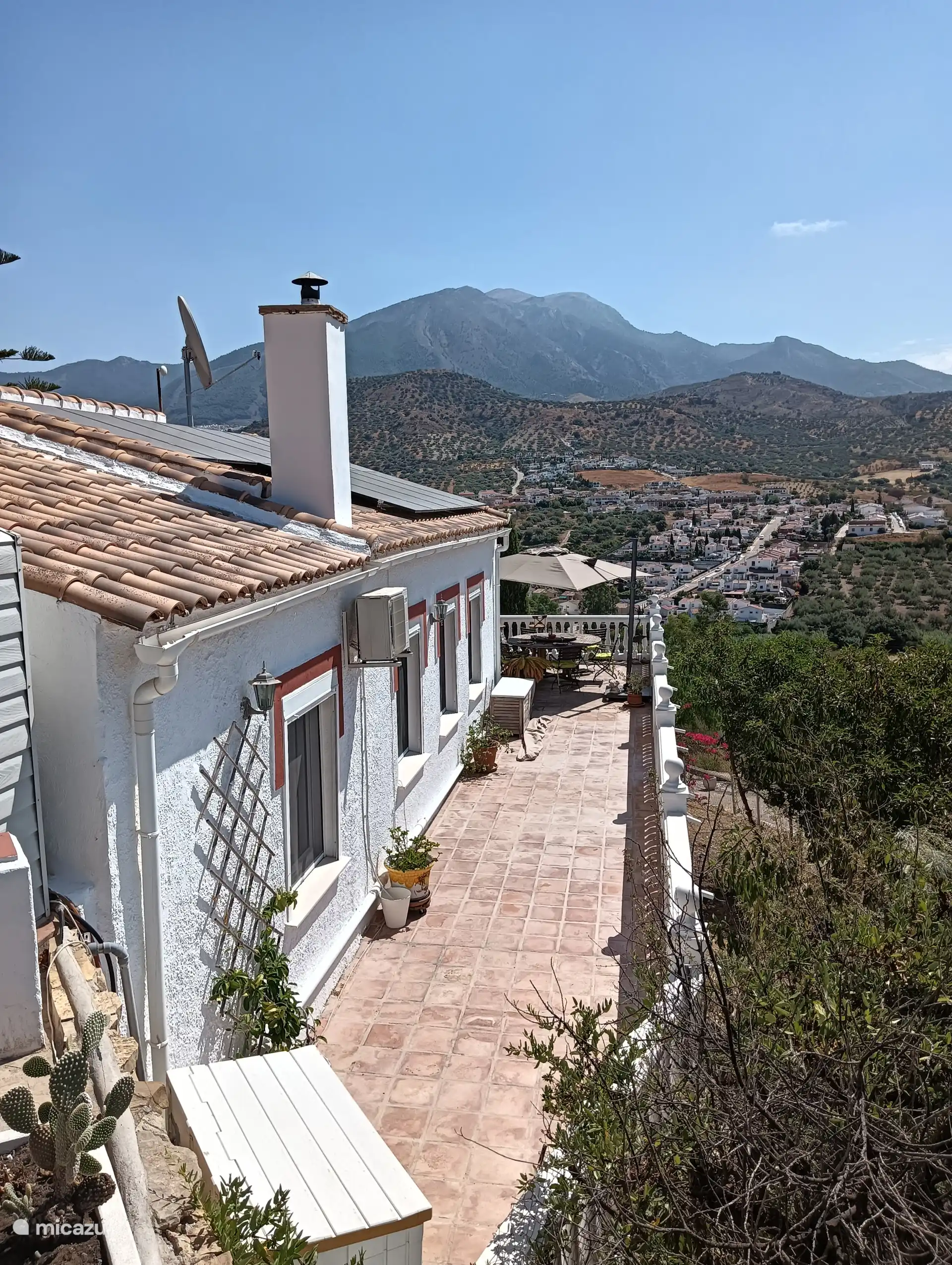 Zuidzijde (zon) met extra terras.