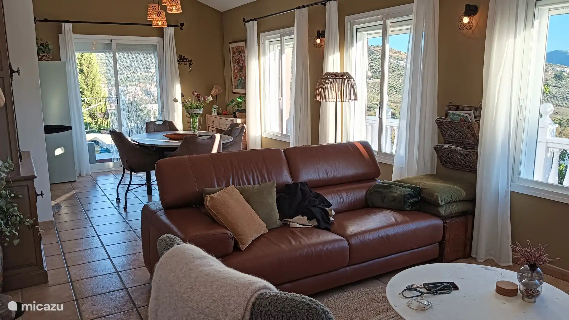 Huiskamer met op de achtergrond de eetkamer.