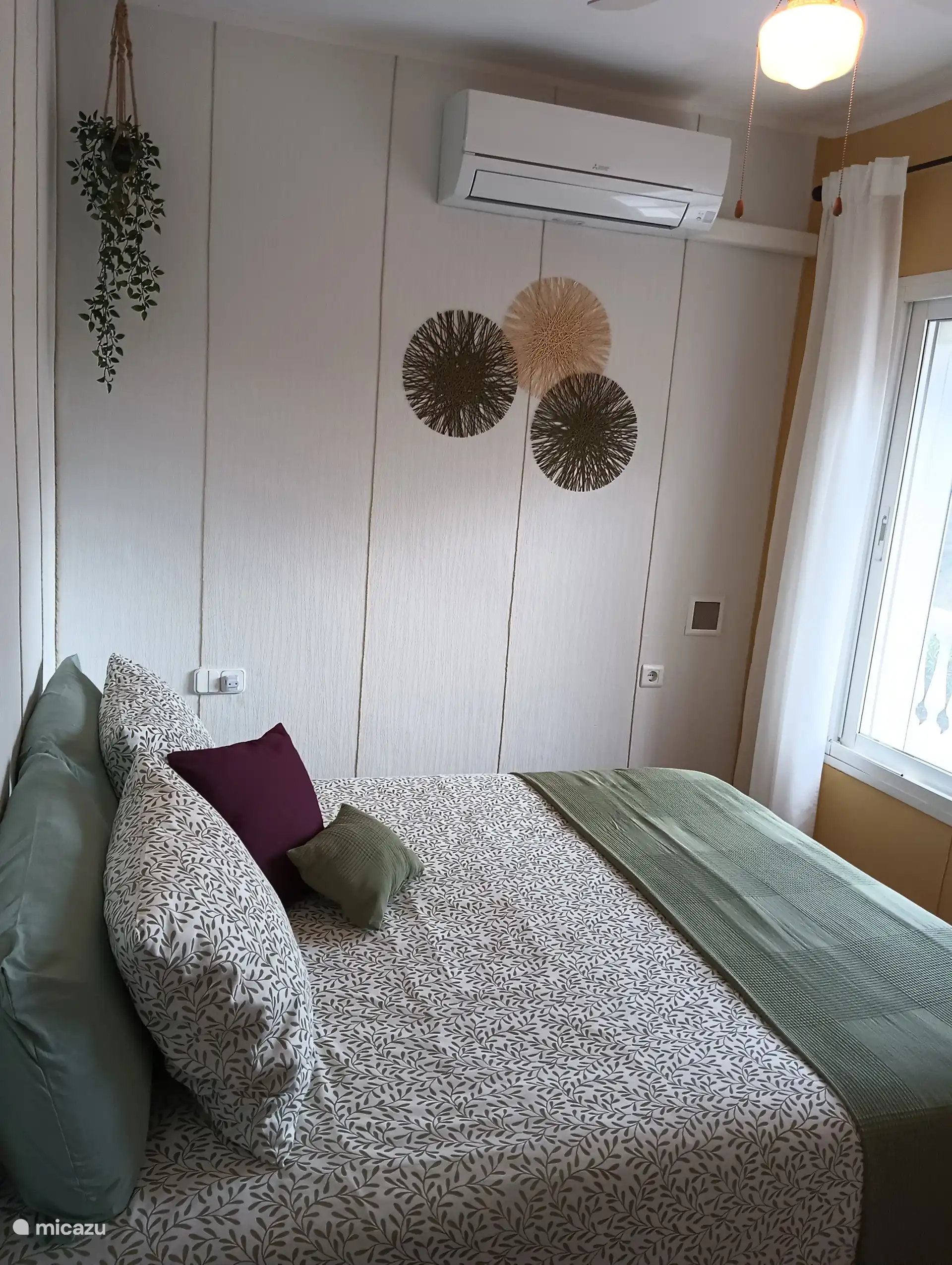 Slaapkamer met dubbelbed met ensuite badkamer.