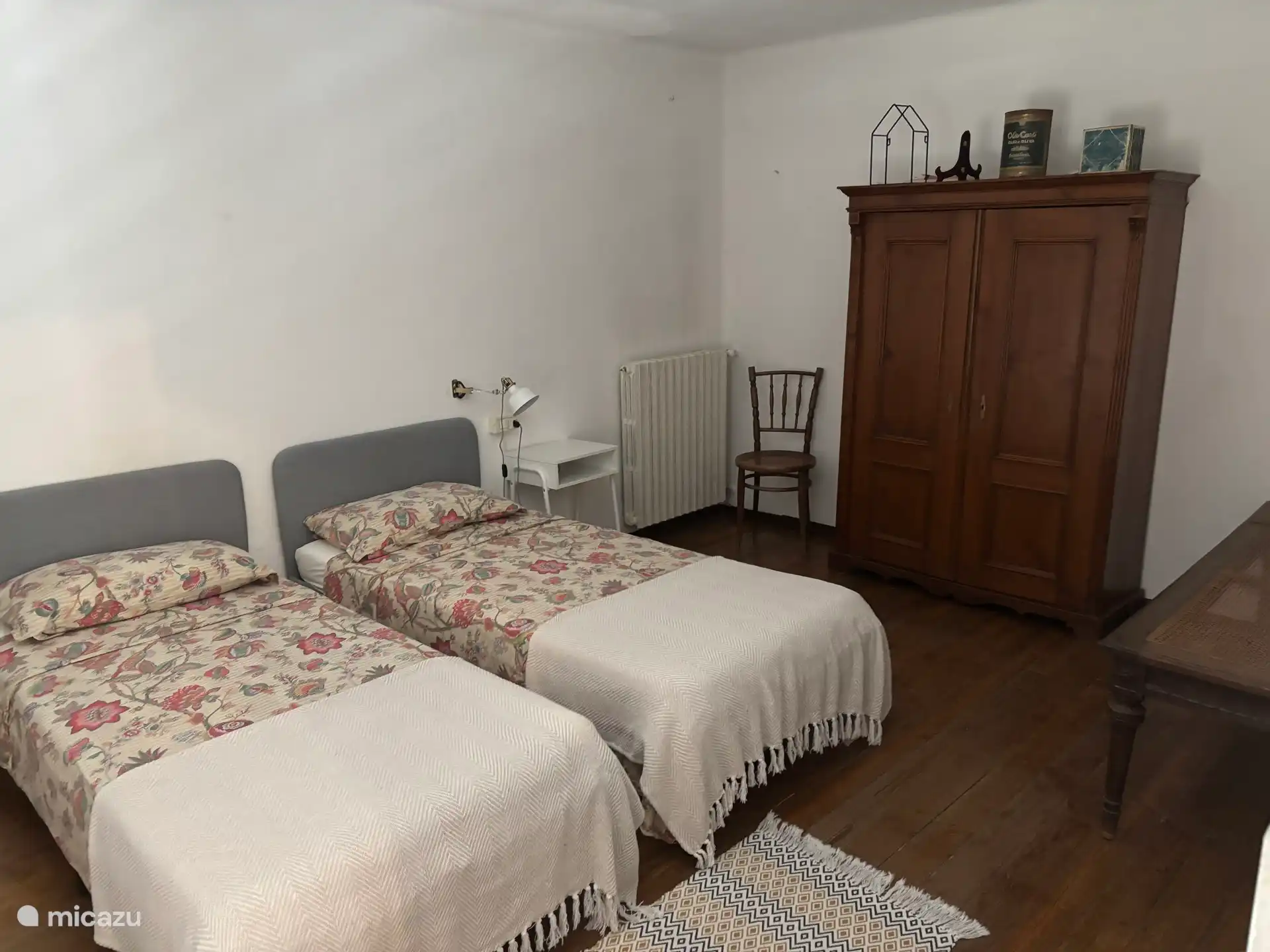 Houten kamer, met twee eenpersoonsbedden