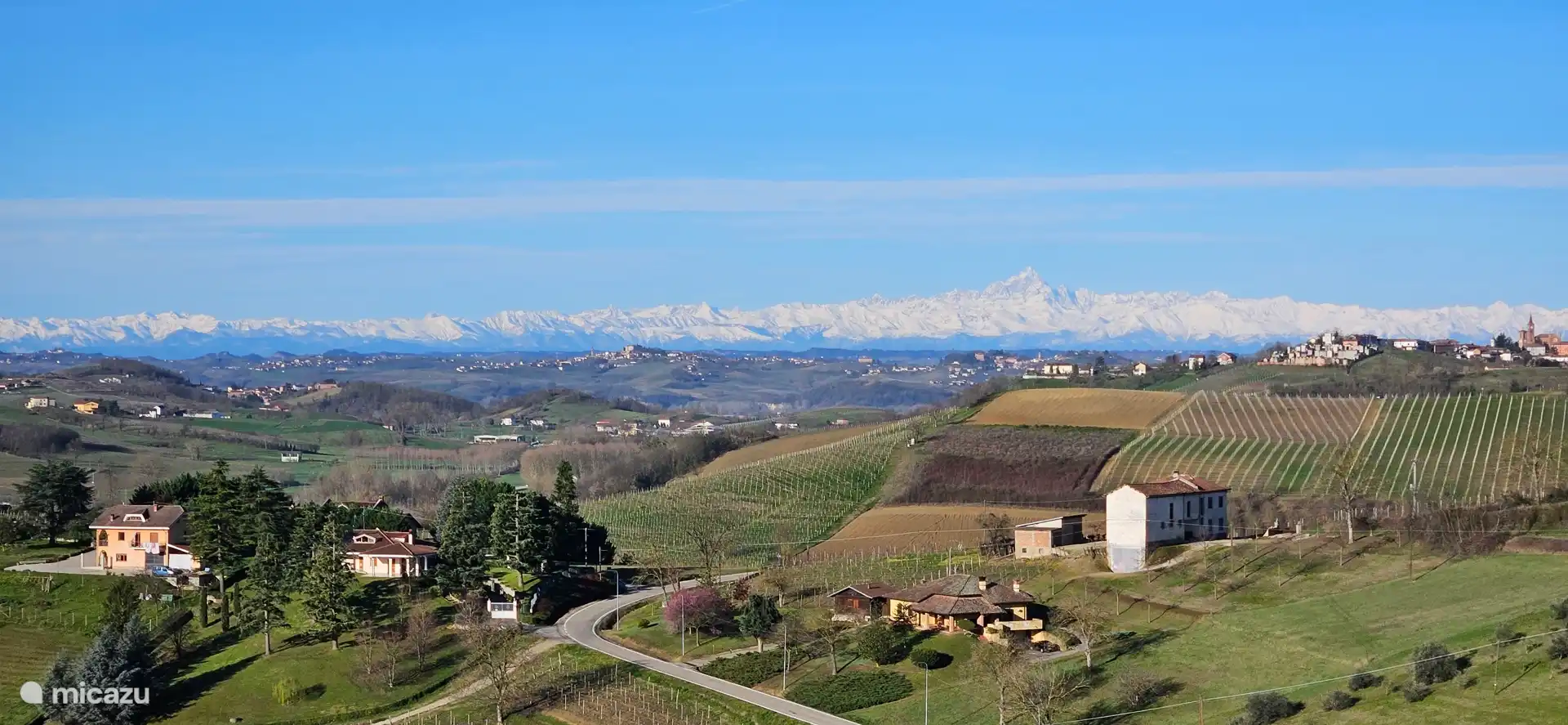 Uitzicht aan het eind van het pad (10 minuten lopen) met zicht op de Alpen (winter)