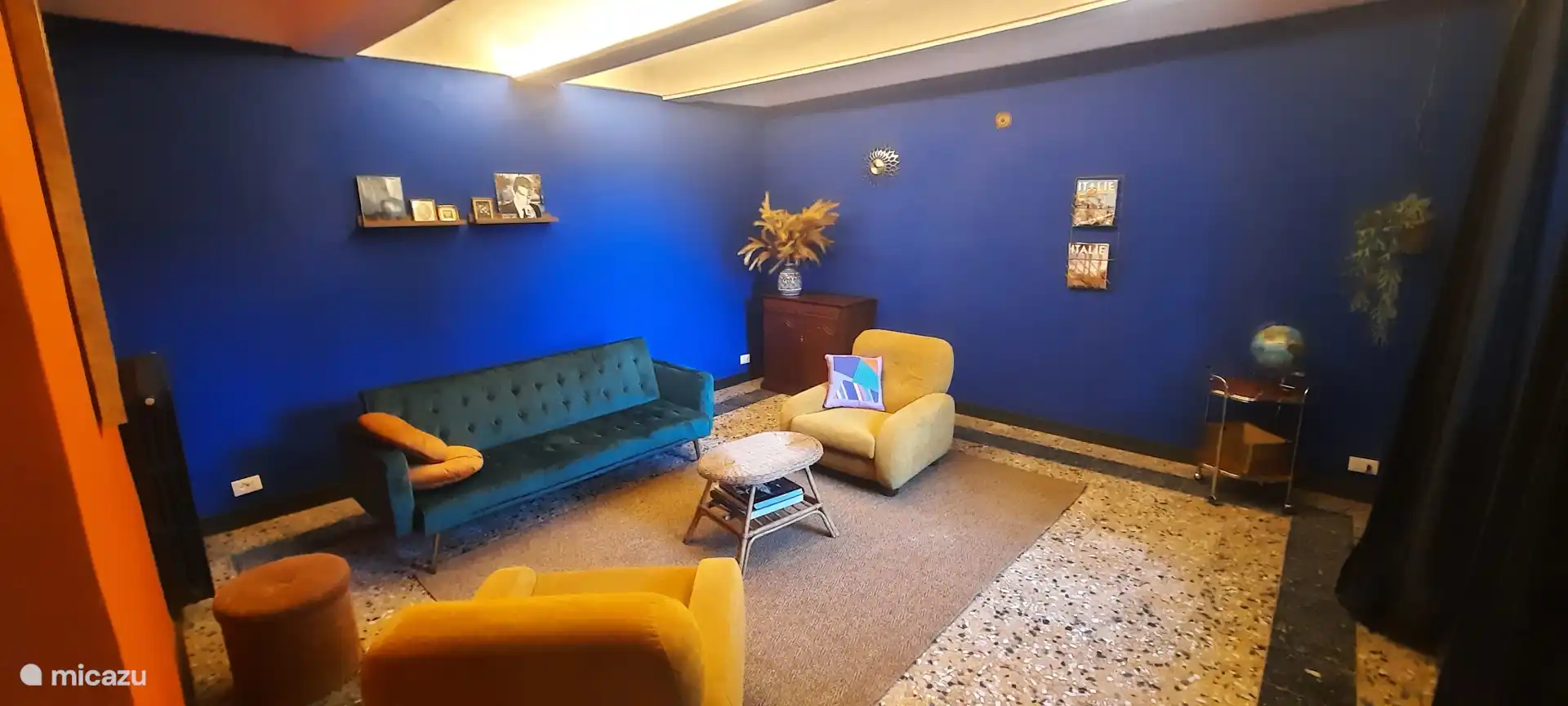 Zitkamer met zitbank en feautuils om lekker te ontspannen