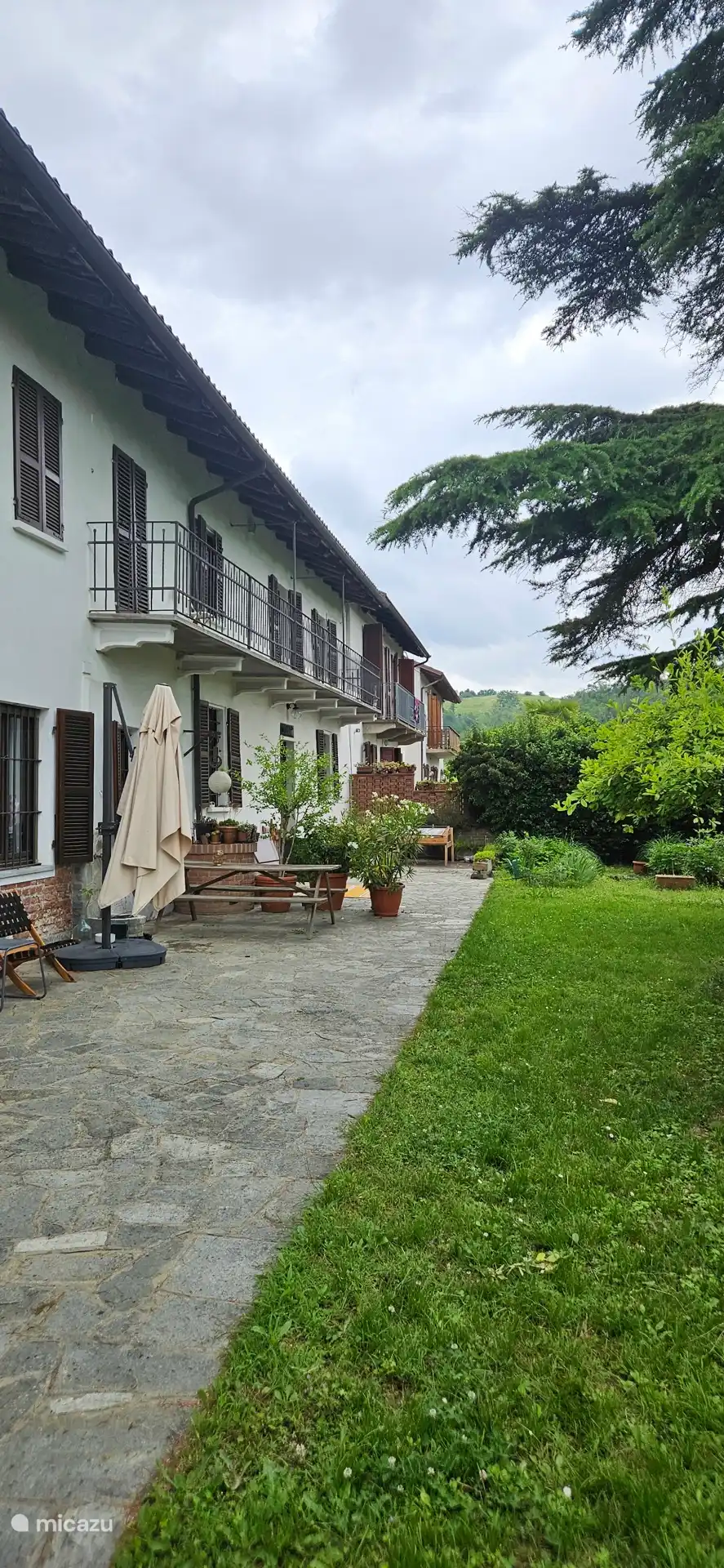Voorzijde van het huis met terras en balkon