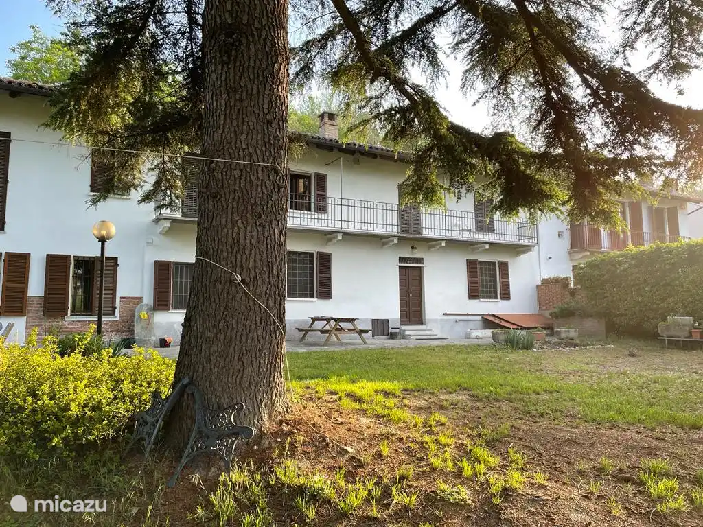 Voorzijde van het huis met picknicktafel