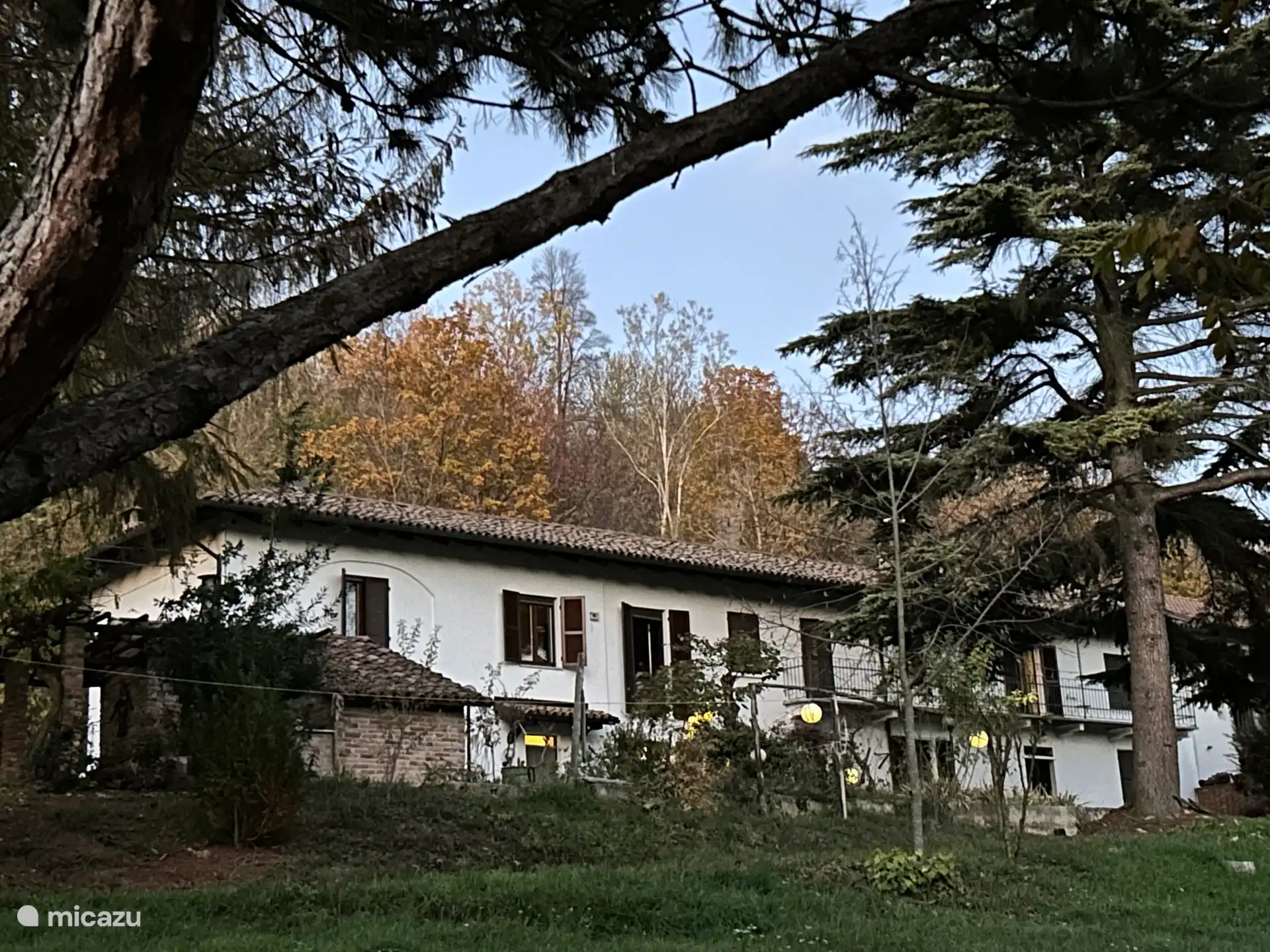 Zicht op het totale gebouw vanuit de oprit