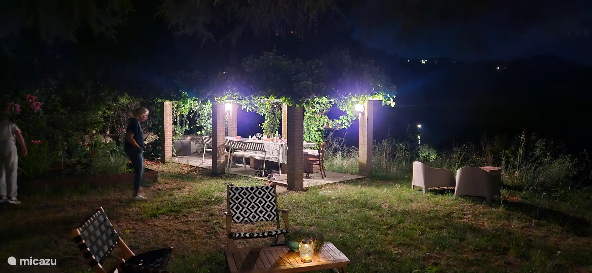 Pergola met lange tafel en verlichting