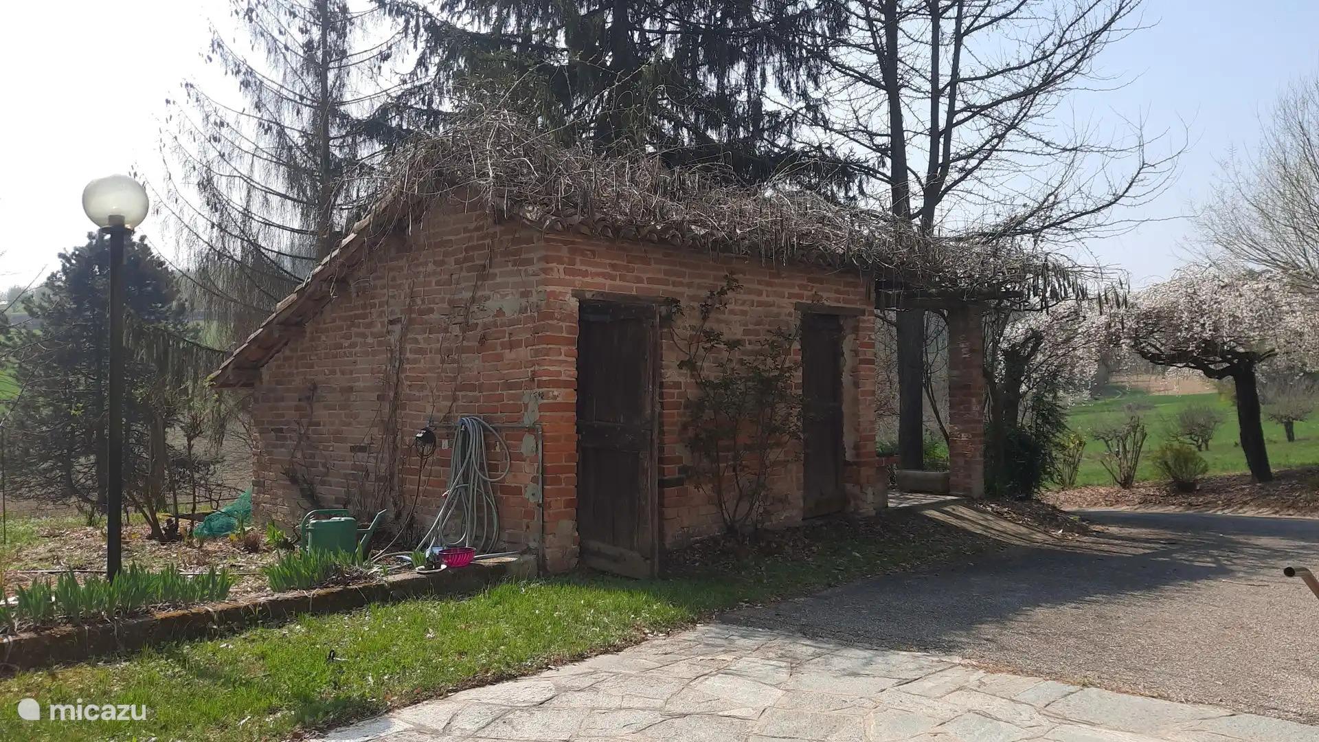 Schuurtje met pizza-oven aan de achterzijde
