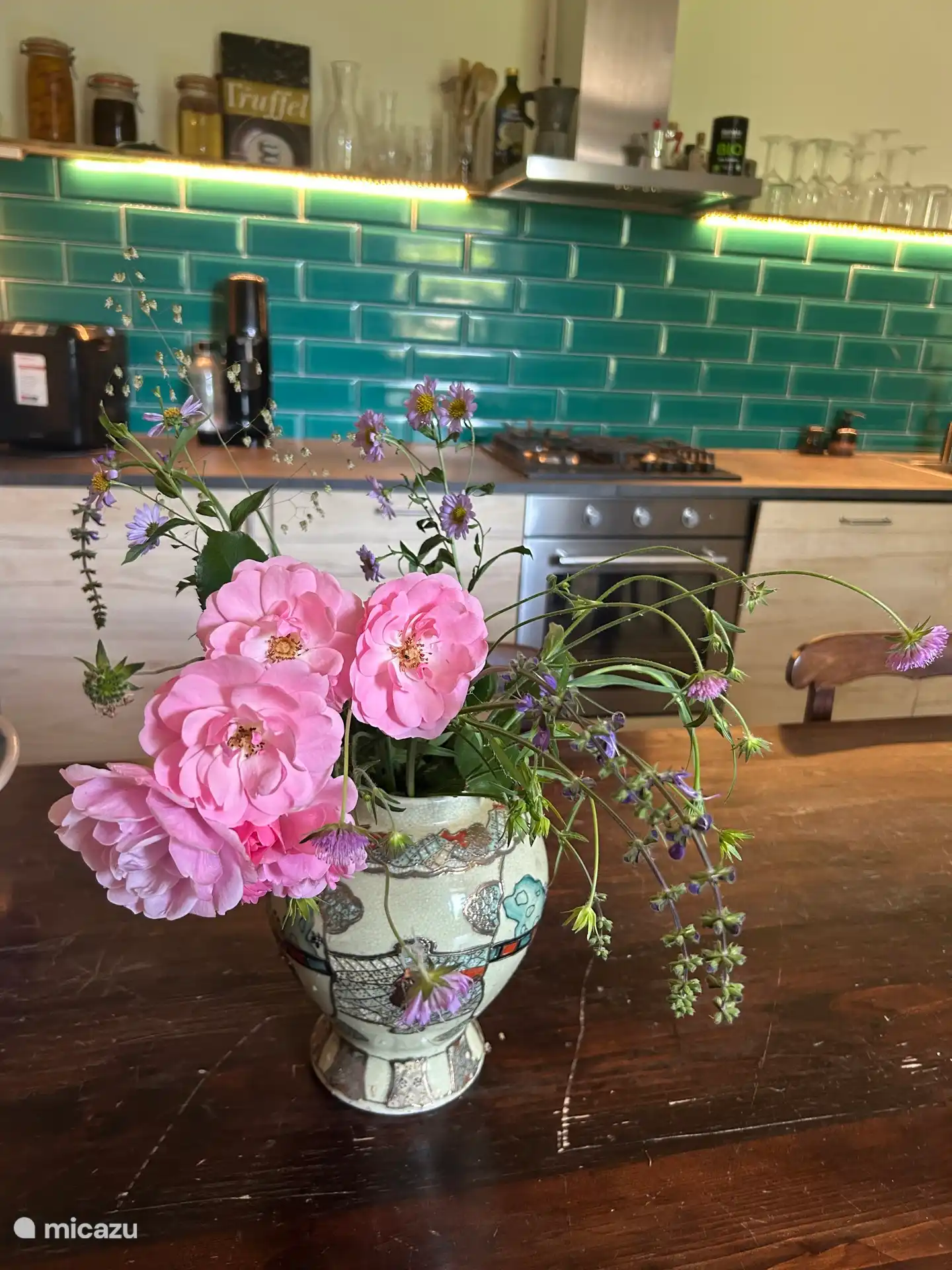 Keuken met veldboeket, geplukt op het terrein