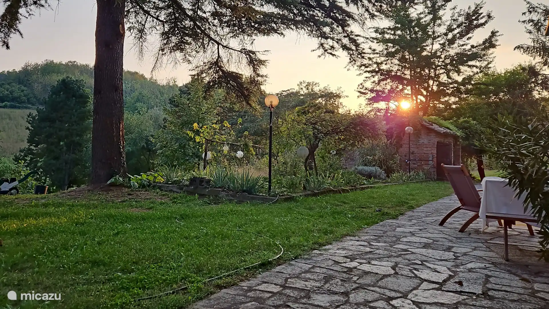 Voor het huis kijk je heerlijk weg