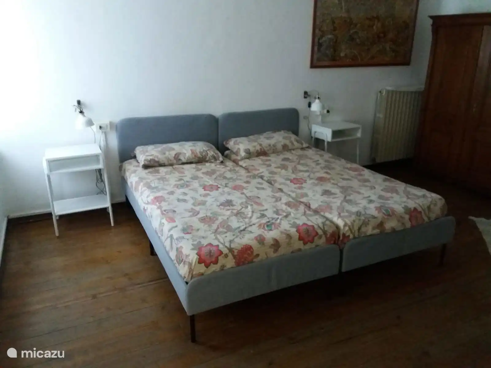 Houten kamer met twee eenpersoonsbedden en kast