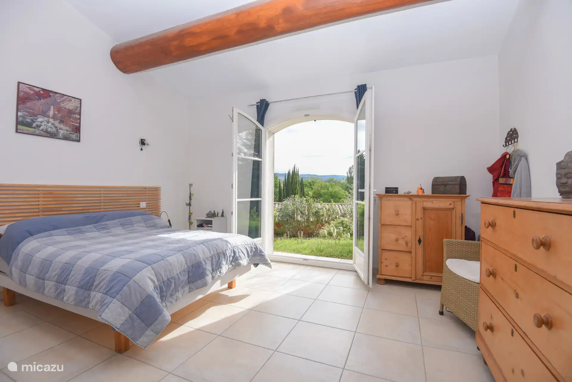 Chambre rez-de-chaussée avec porte fenêtre sur terrasse/pergola.