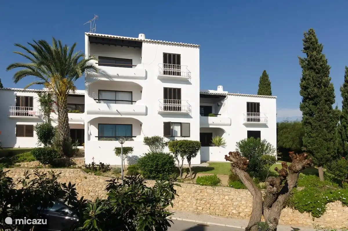 Het appartement ligt op een park met gemeenschappelijk zwembad