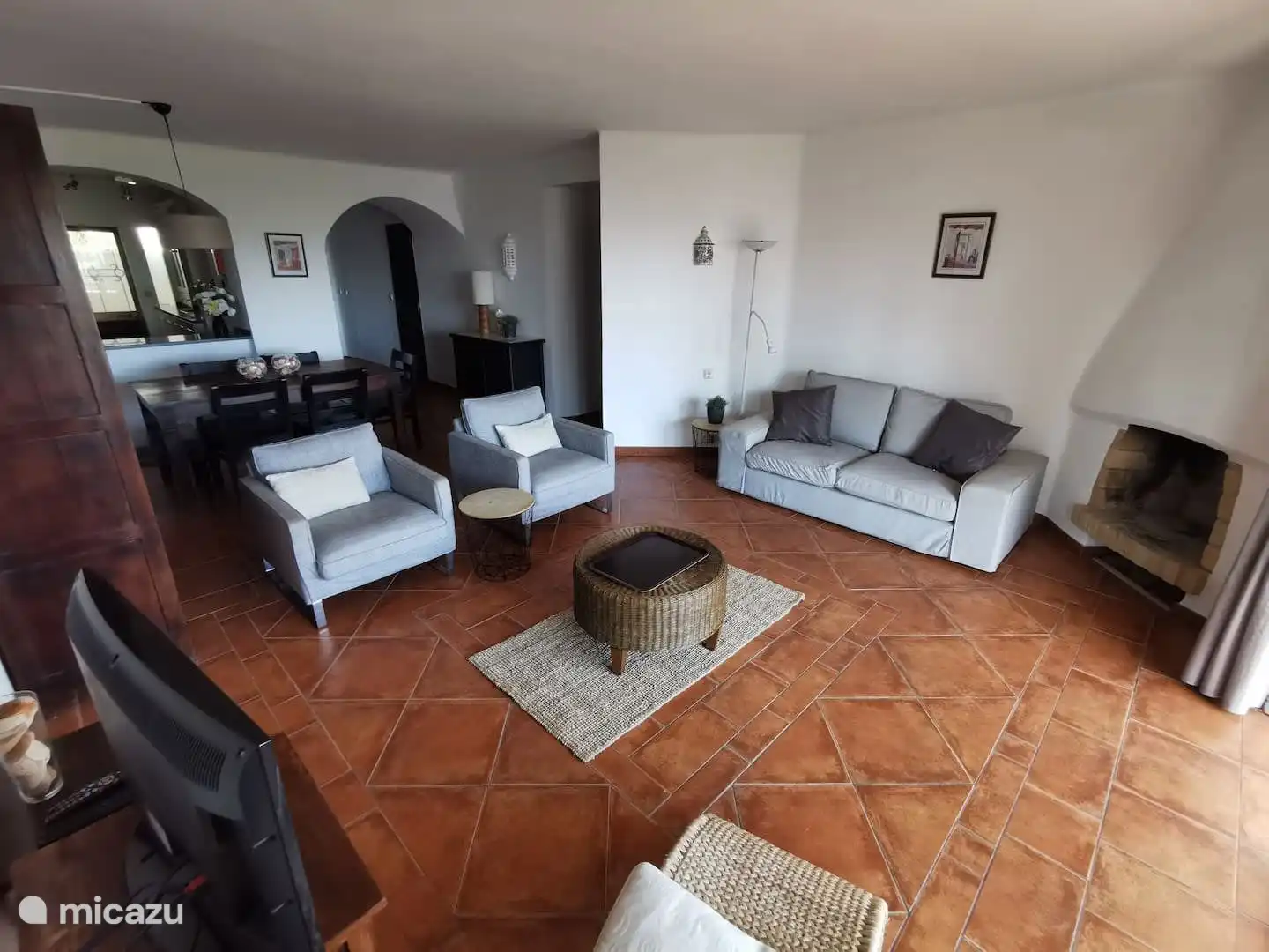 Grote woonkamer met zitjes