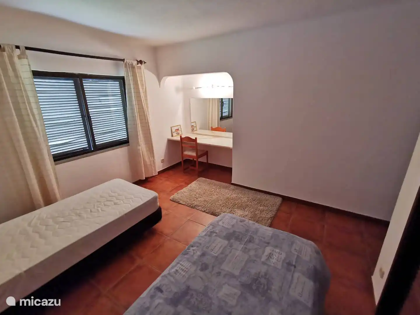 De slaapkamers hebben ieder 2 aparte bedden