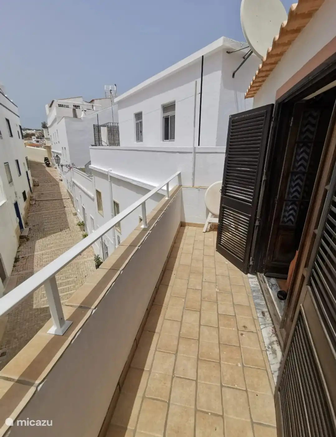 2 balkons, een met vol zeezicht, ander op oude stad