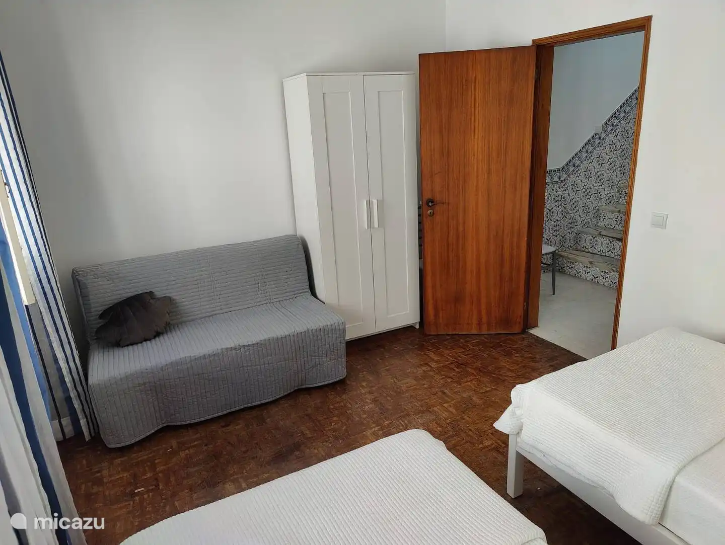 Er zijn 2 slaapkamers, ieder met 2 bedden en 1 slaapbank