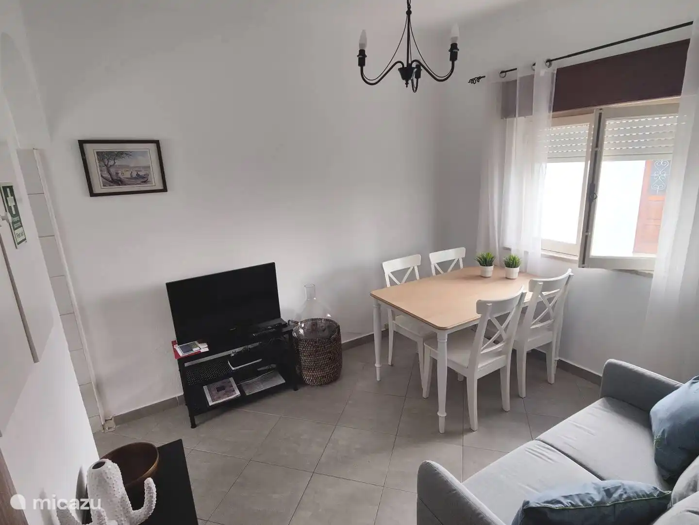 Woonkamer met bank en eettafel