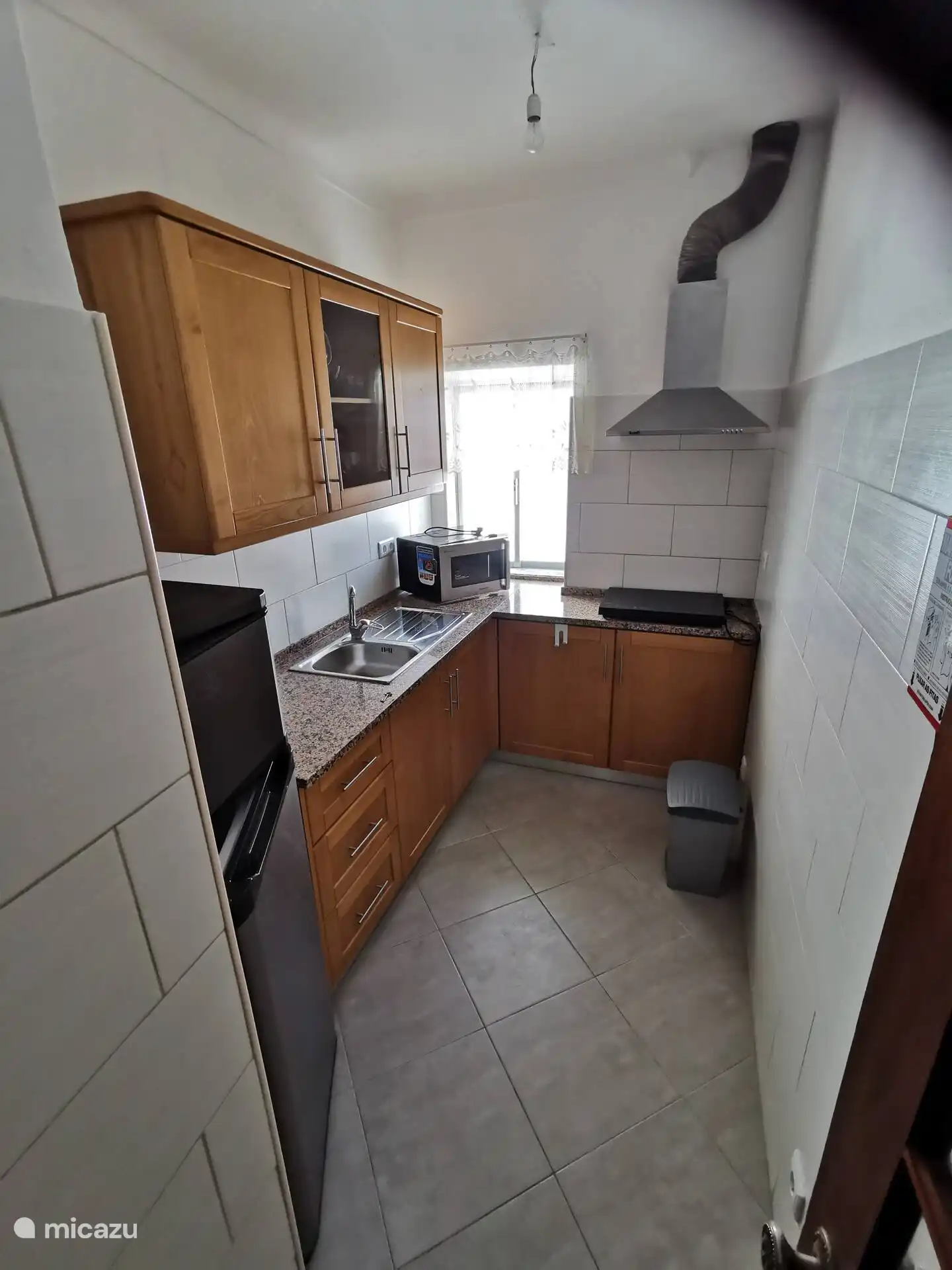 keuken met electrische kookplaat en combi magnetron