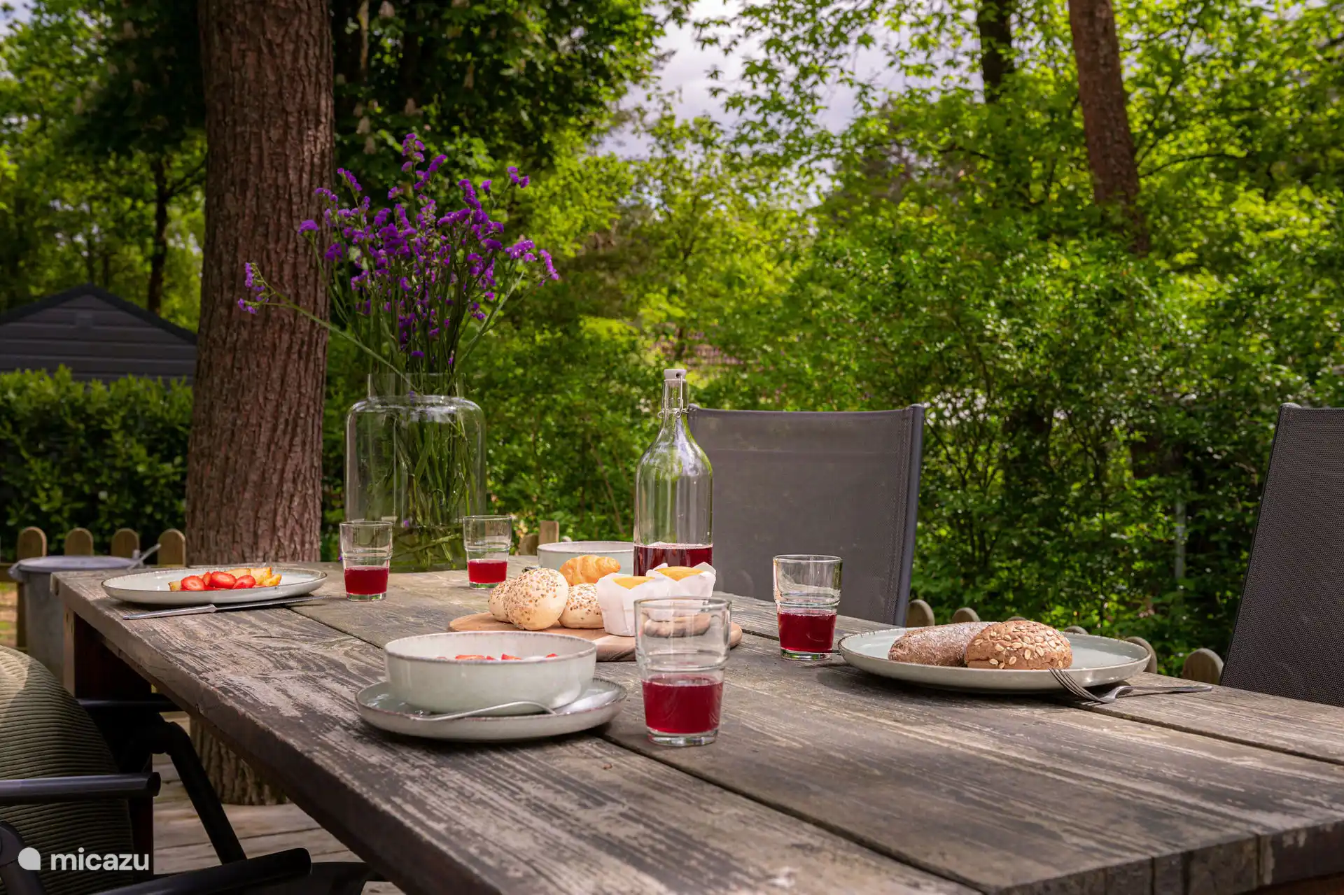 Gran mesa de comedor y sillas en la veranda