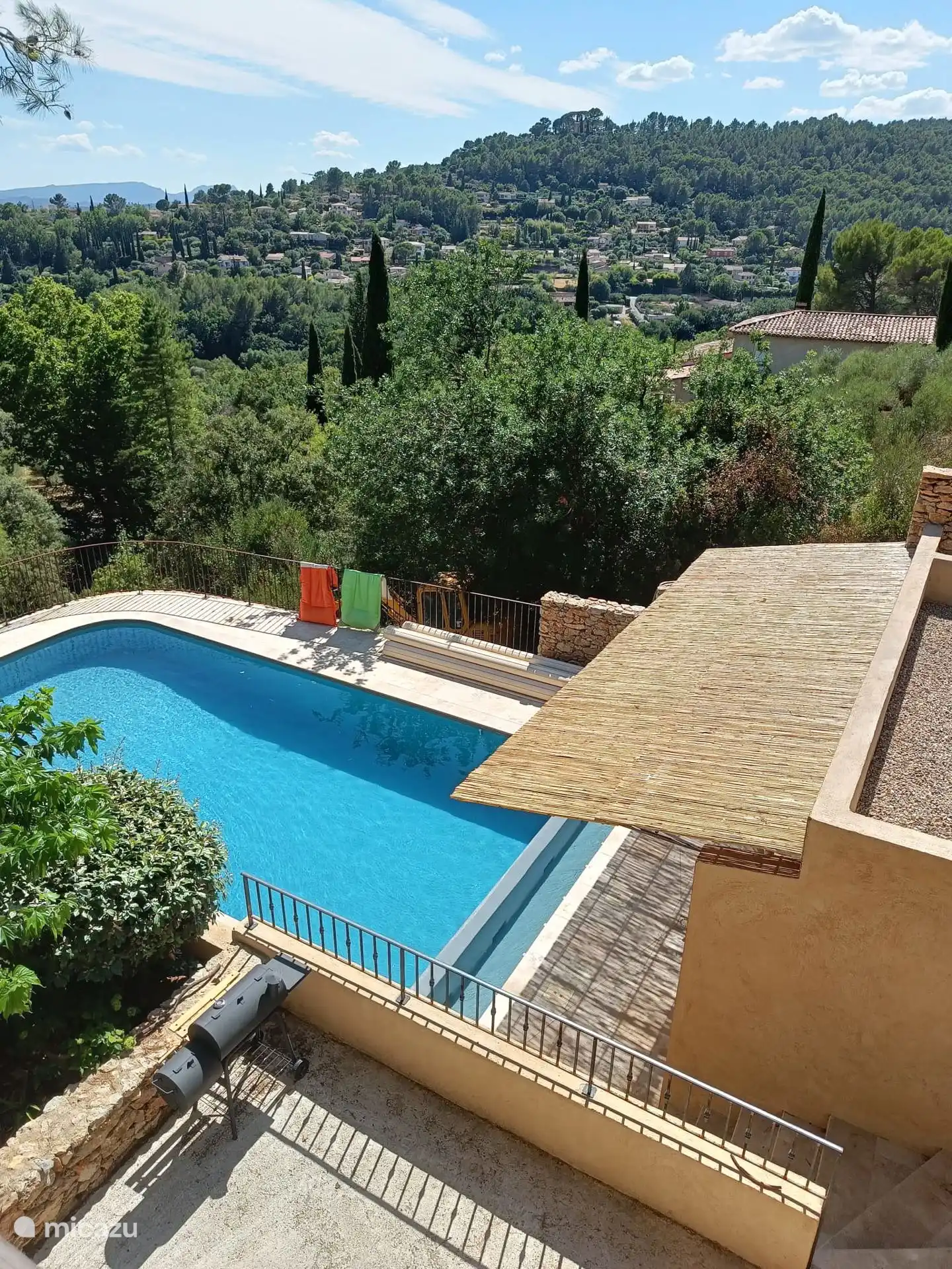 Piscina vista desde la terraza superior