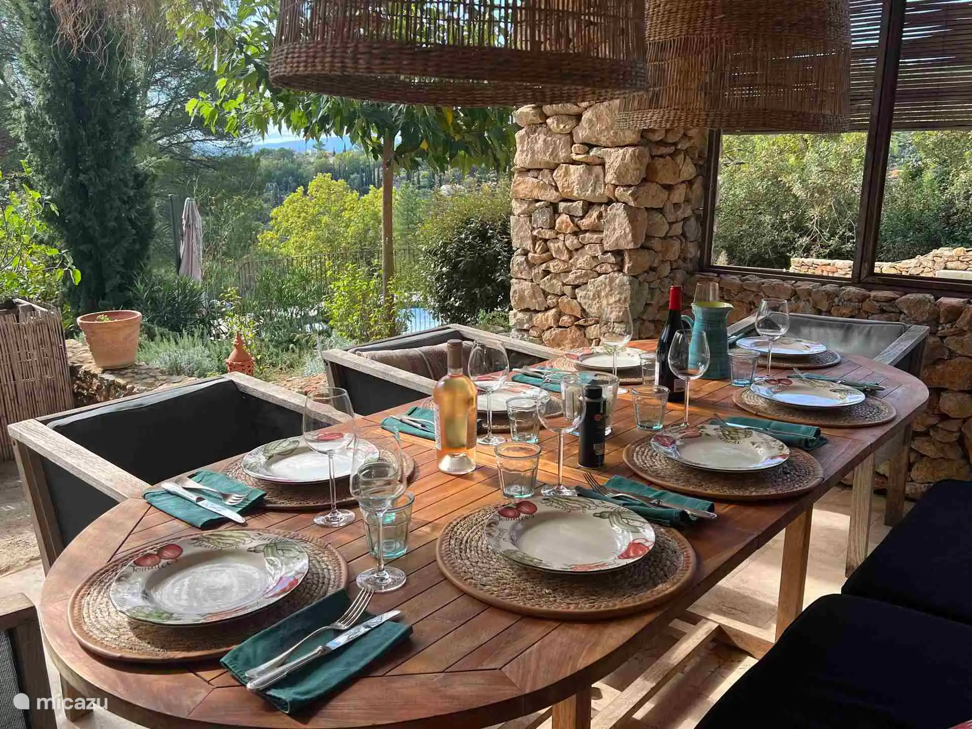 Terraza de la cocina con vistas a la piscina