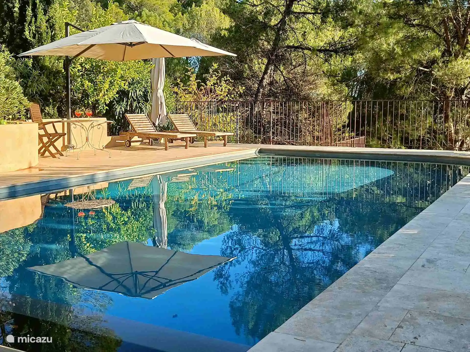 Piscina vista desde la cocina exterior