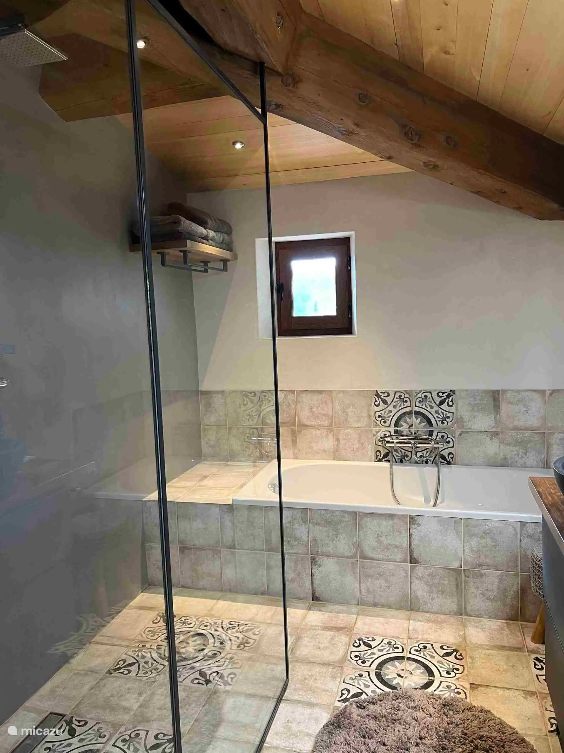 Baño privado con bañera y ducha doble