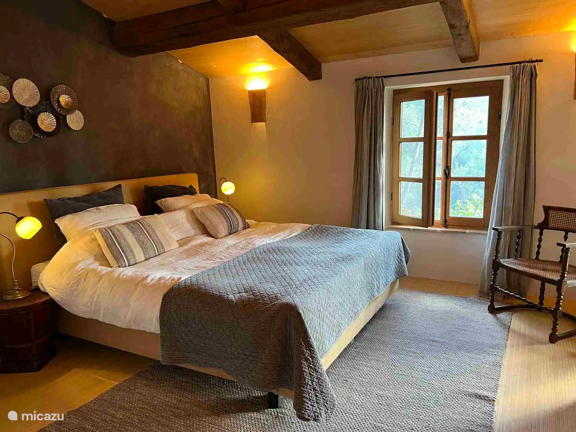 Dormitorio principal con cama de 180x200 cm